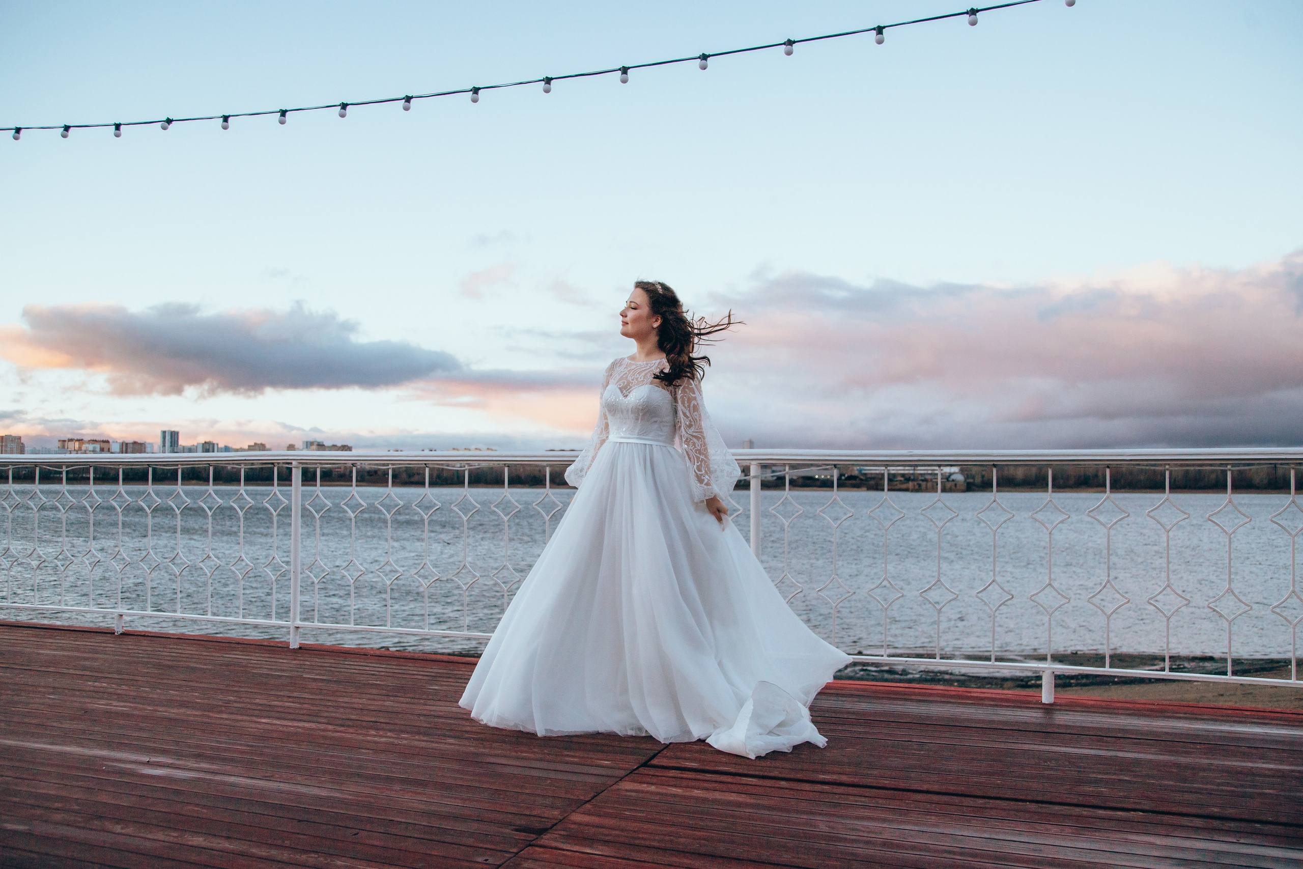 КРАСОТА И РОМАНТИКА ВЕСЕННЕЙ СВАДЬБЫ Свадьба – это красивое и трогательное событие вне зависимости от времени года. Однако с наступлением весны появляется то романтичное и трепетное настроение, которому хочется придать особый смысл. Очарование весенней свадьбы оставит навсегда у гостей теплые воспоминания о празднике двух влюбленных.