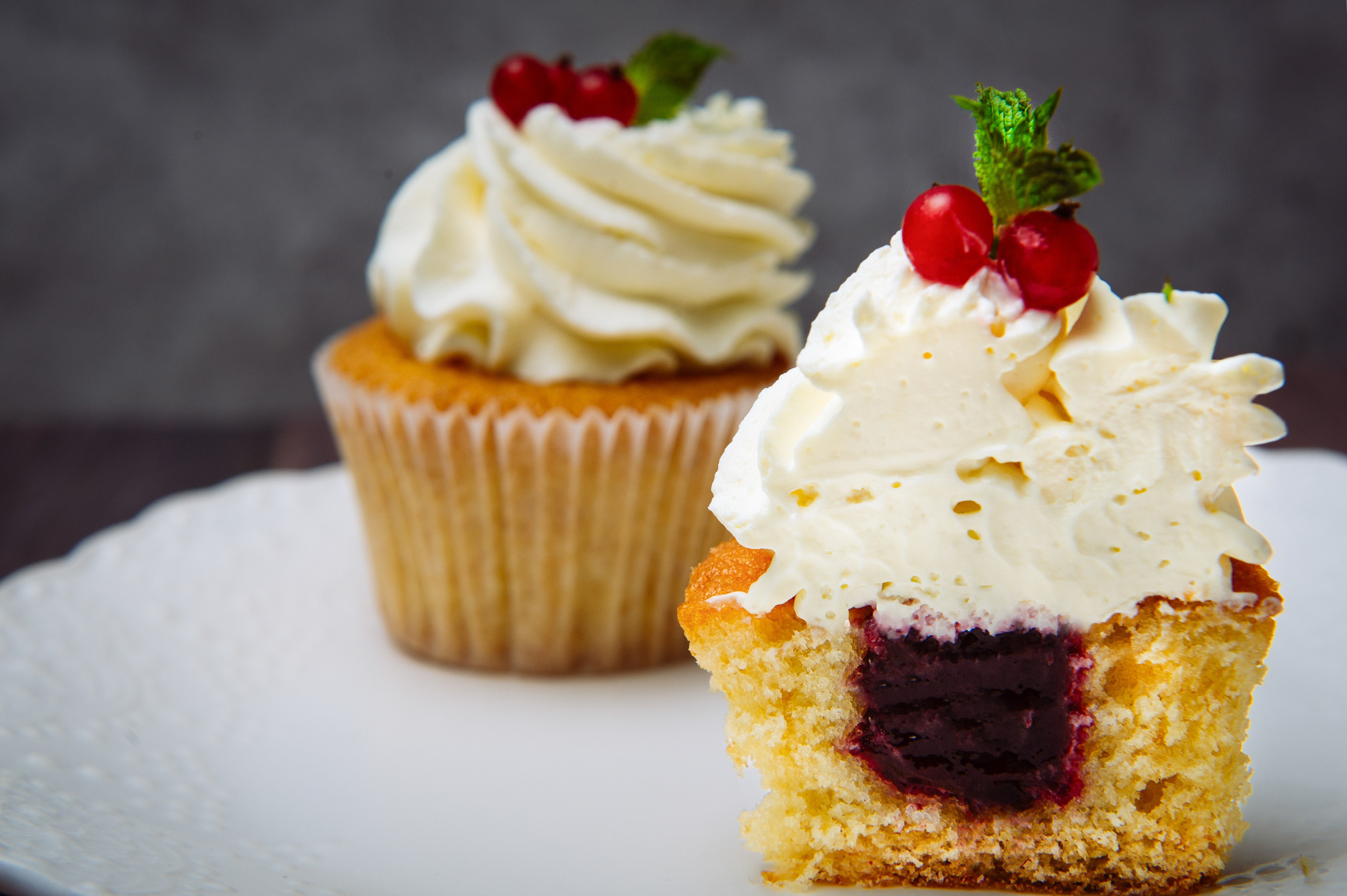 Крупный план пирожных капкейк, текстура и детали начинки.