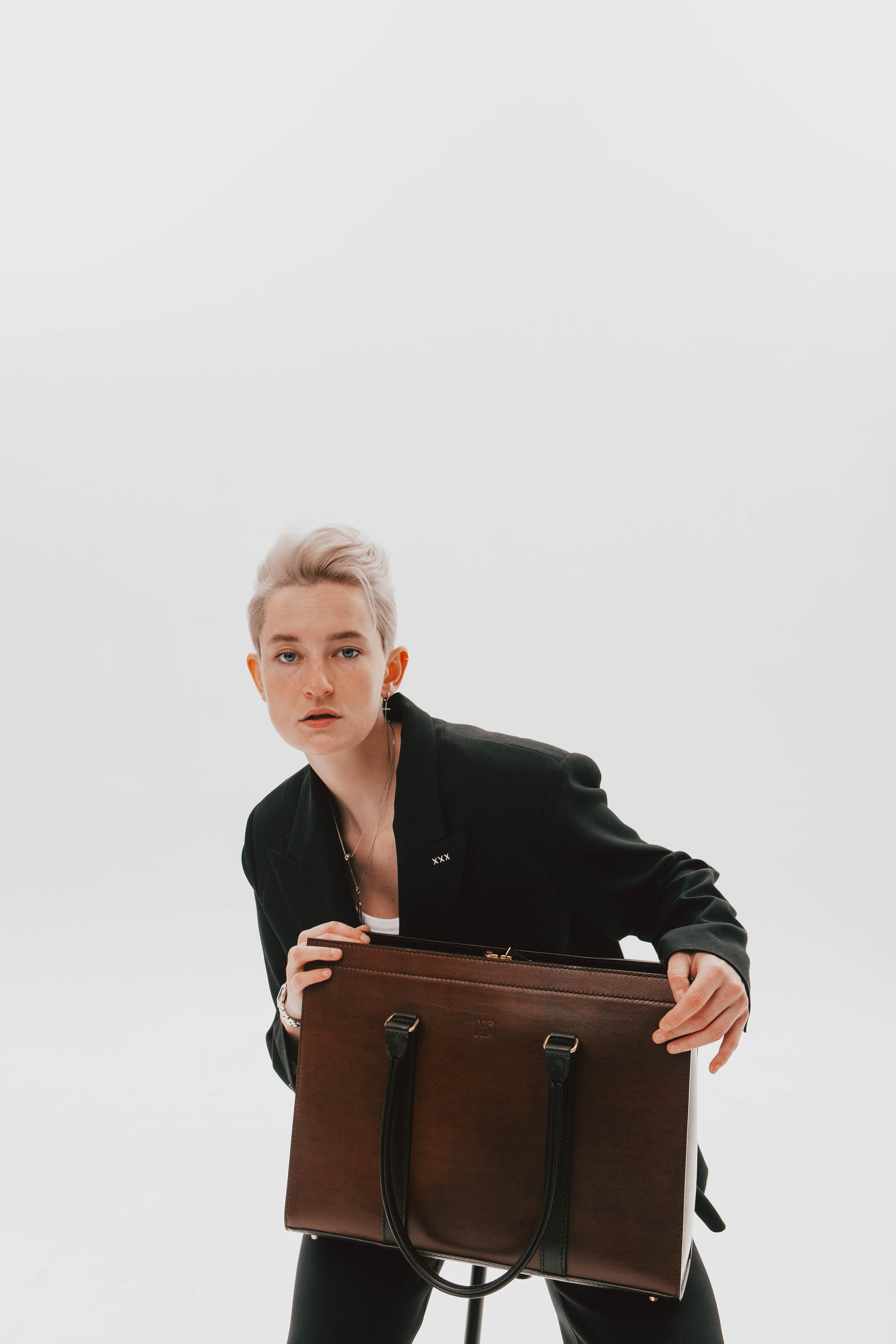 Анна Гречаная и изделие Дана Настаса 💼. Фотограф Ольга Крукле