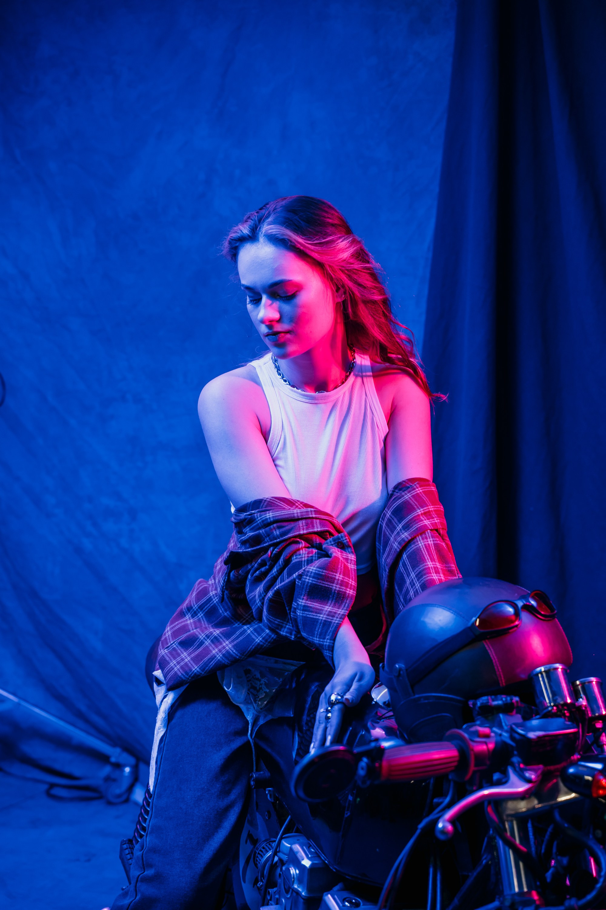 Фотосессия с мотоциклом в студии в Санкт-Петербурге. Свадебный, семейный, портретный, репортажный фотограф в Санкт-Петербурге