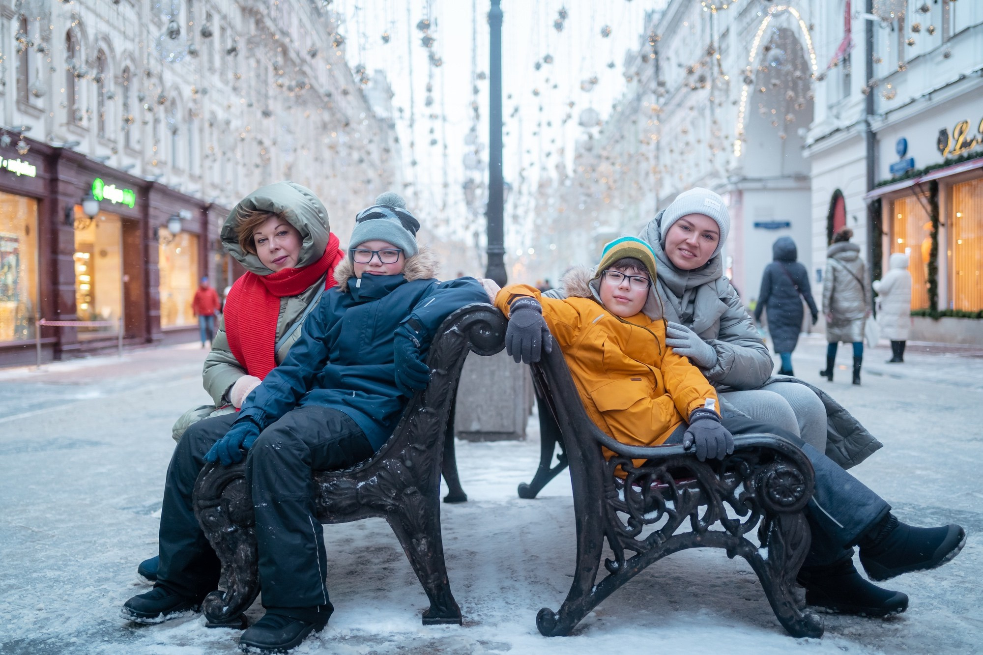 Юля с семьей в центре. Семейный фотограф Варвара Сорока в городе Москве