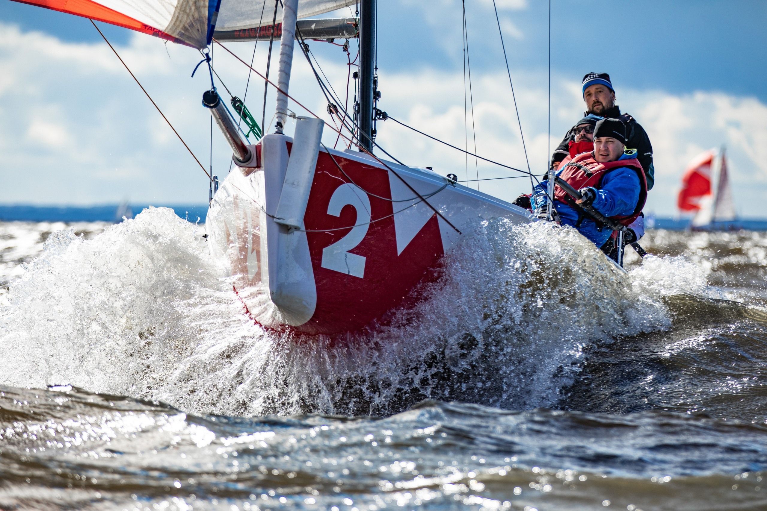 Яхта класса MX700 глиссирует на Финском заливе