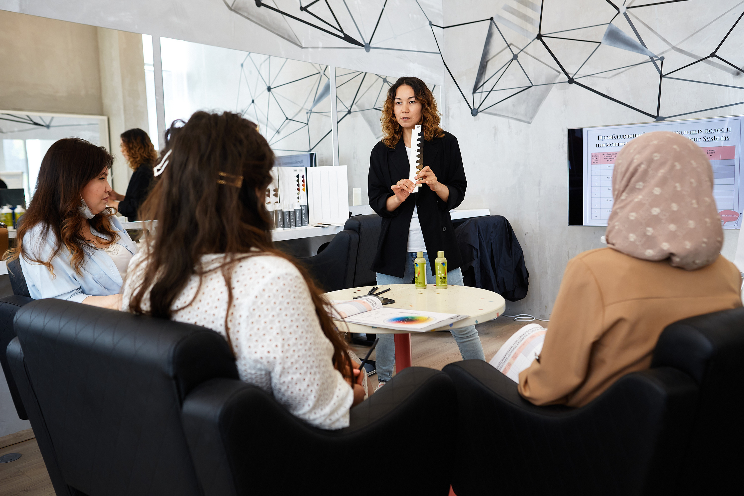 Репортажная съёмка базового семинара Organic Colour Systems. Артём Савиных — профессиональный фотограф в Москве | Репортажи, свадьбы, портреты