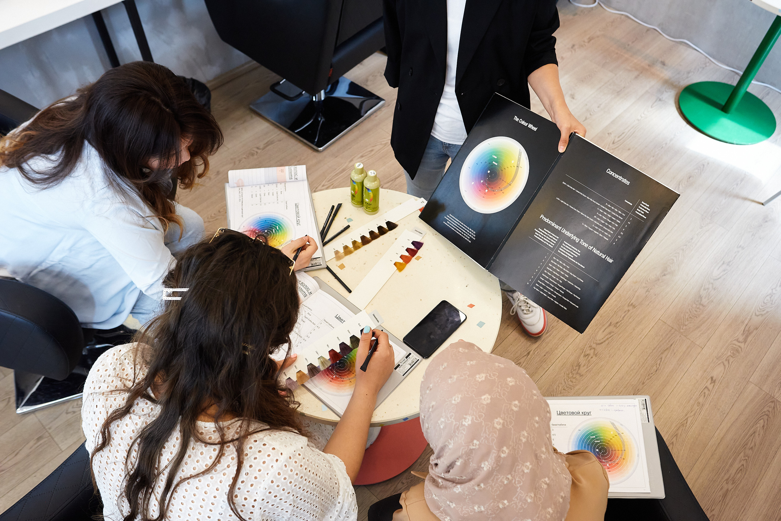 Репортажная съёмка базового семинара Organic Colour Systems. Артём Савиных — профессиональный фотограф в Москве | Репортажи, свадьбы, портреты