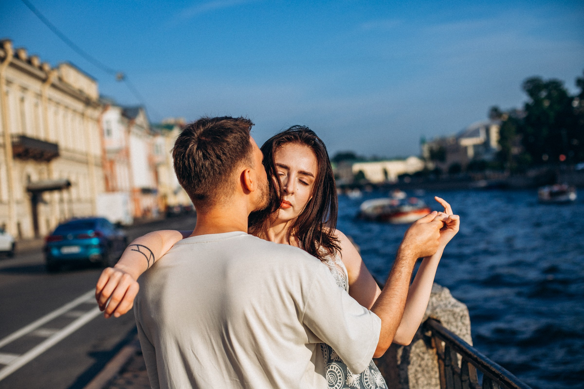 Валерия с супругом в июле. Фотопрогулка в Петербурге. Индивидуальный и семейный фотограф в Санкт-Петербурге