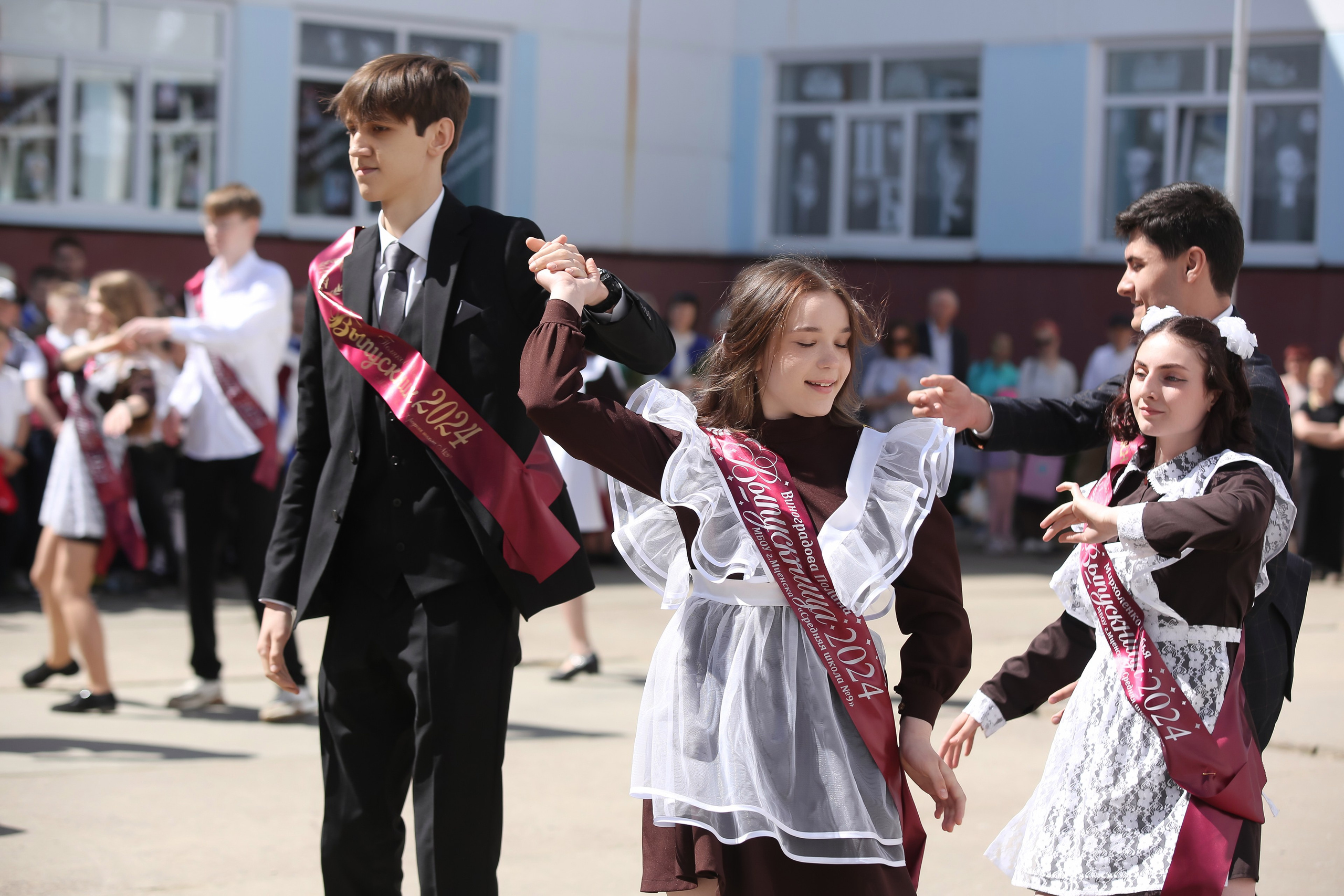 ЛИНЕЙКА «ПОСЛЕДНИЙ ЗВОНОК» 9 ШКОЛА 2024 г МЦЕНСК. ТВОЙ АЛЬБОМ / ТВОИ ПРАВИЛА