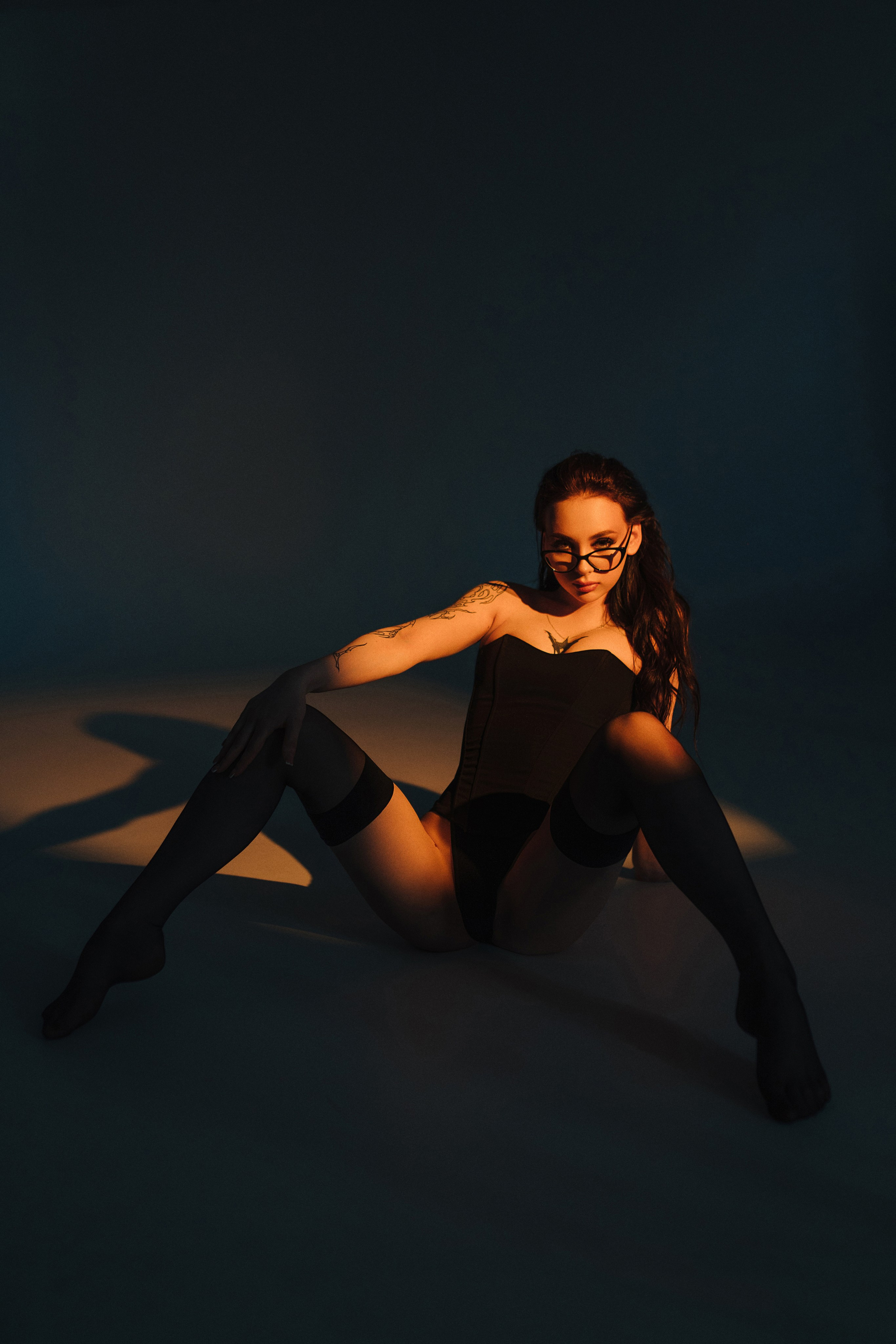 Индивидуальная дерзкая фотосессия в фотостудии с таинственным светом