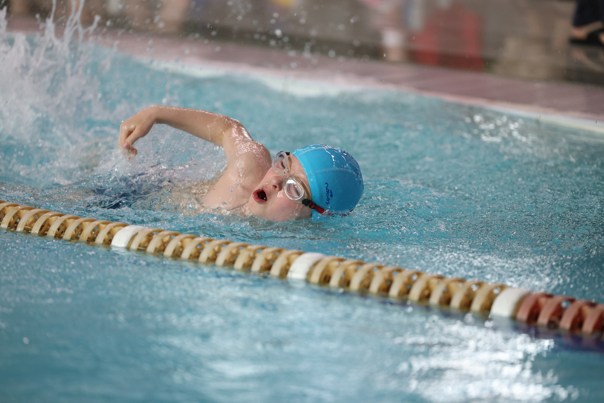 Веселый дельфин. Плавание. Дети 8-9 лет. Фотограф Александр Заломаев