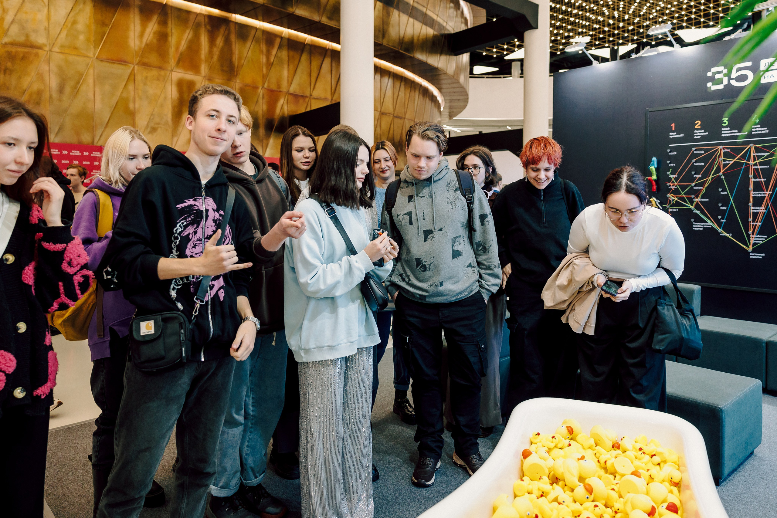 СКБ Контур — Форум будущего — Стенд. Лёшка Варзегов — фотограф