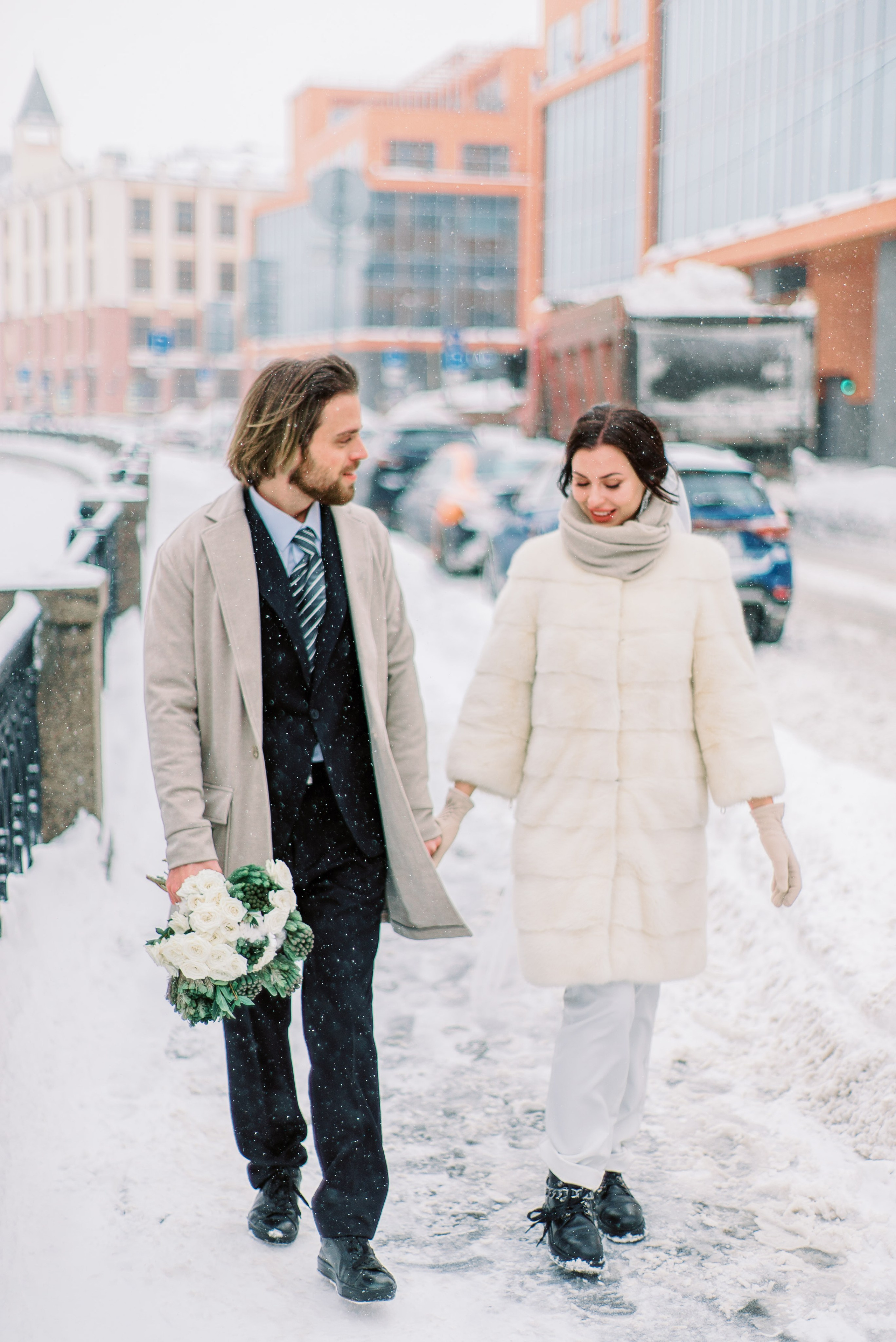 Свадебная зимняя фотосессия, со сборами в студии