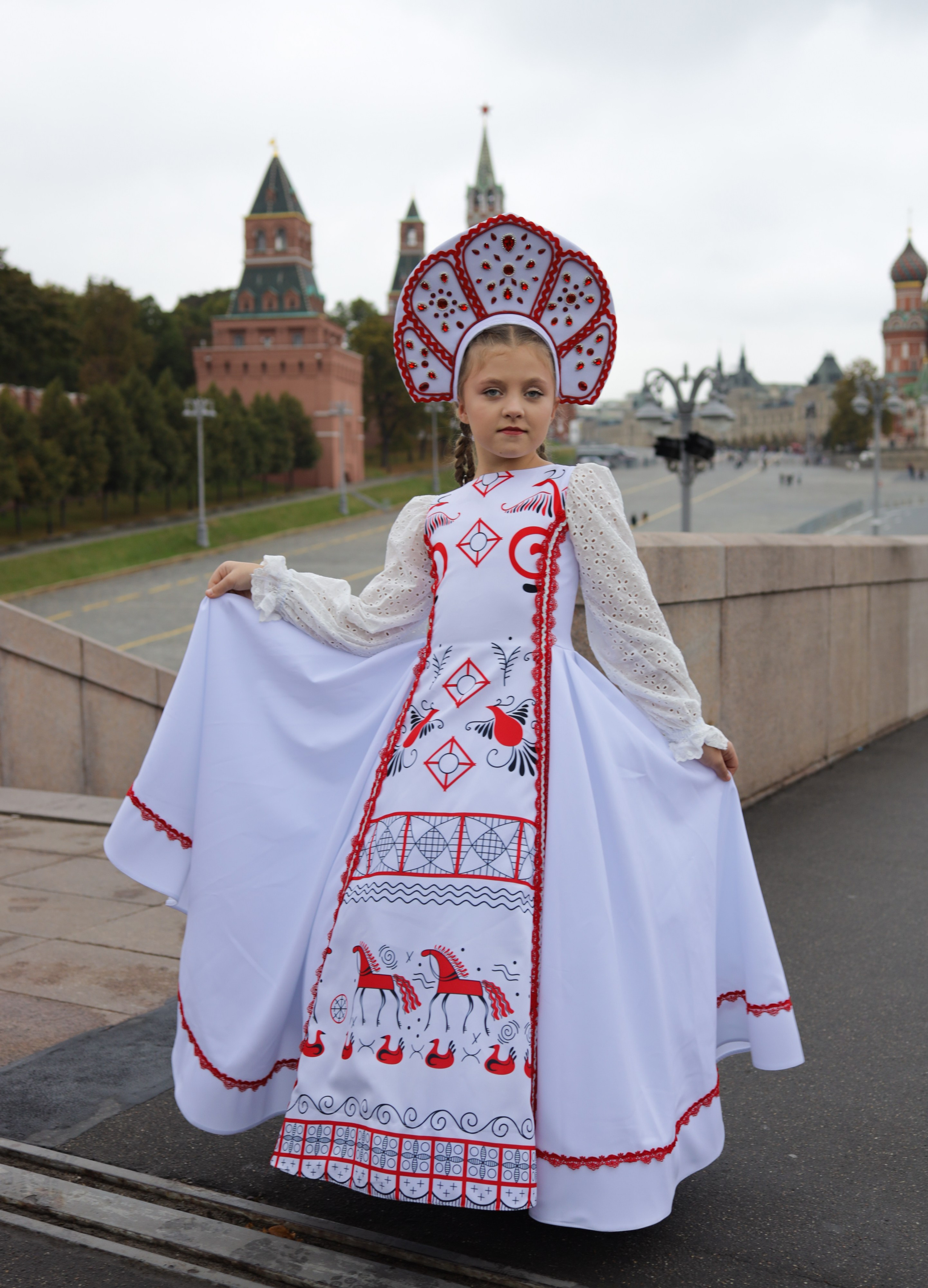 Платье с орнаментом мезенской росписи. Белое из комплекта платьев ТРИКОЛОР. Подойдёт на девочку ростом от 136 до 144 см. Стоимость аренды 3500р сутки. Аренда кокошника 1000 р. сутки. Выкуп платья 20000р.