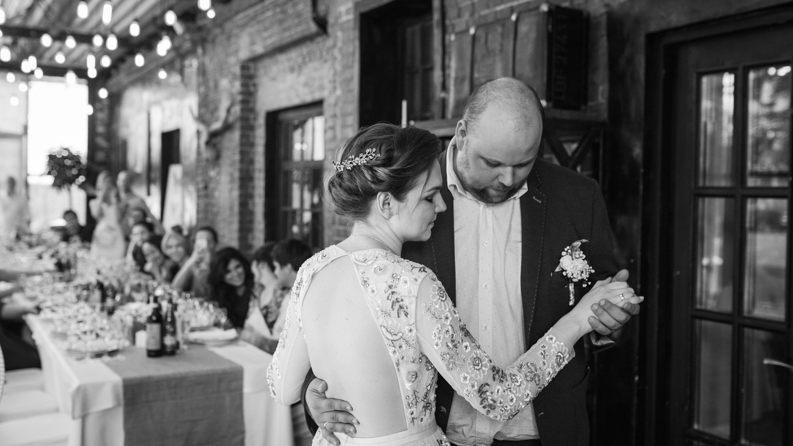 Жених и невеста танцует свадебный танец в ресторане