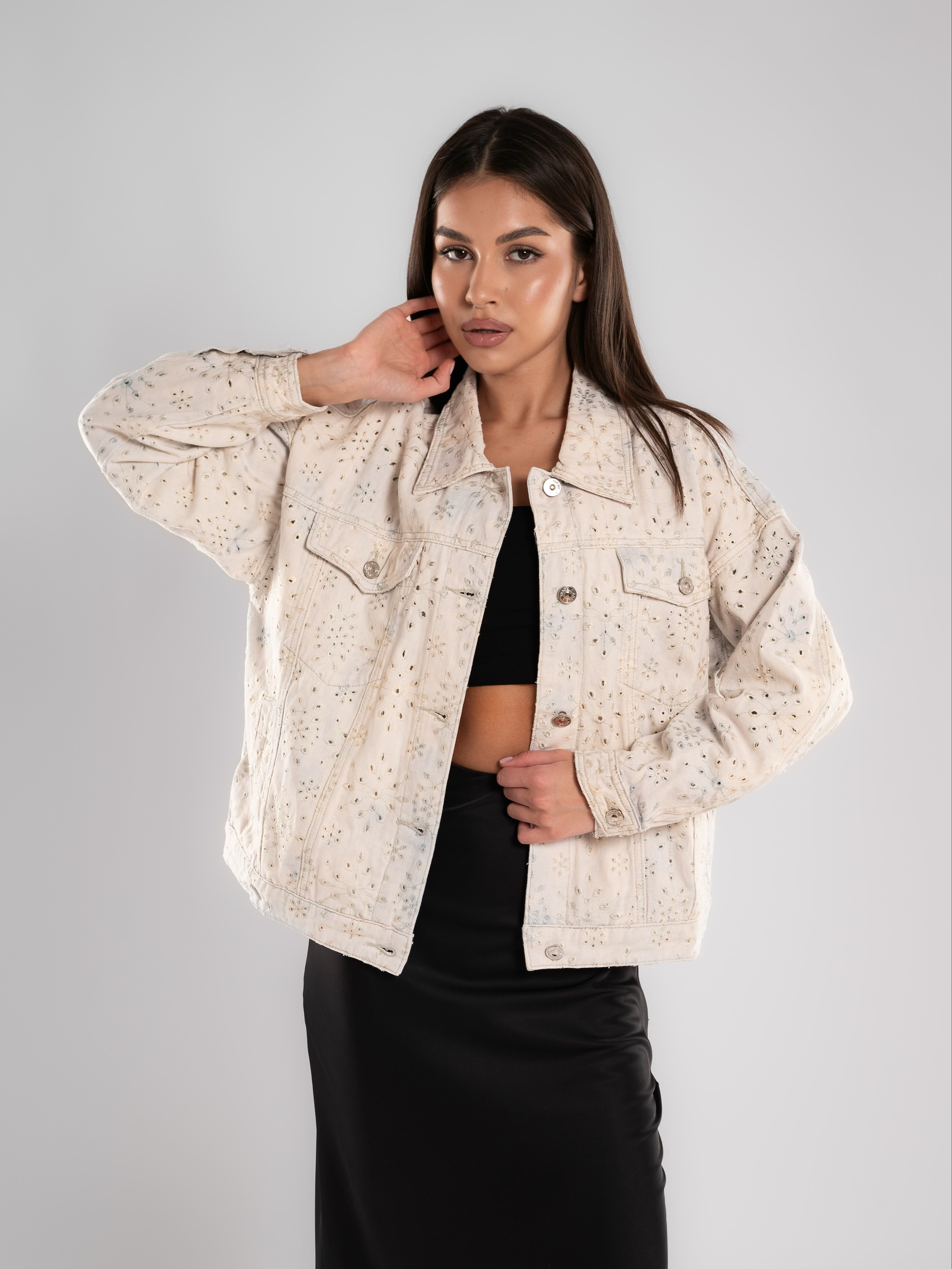 Джинсовые куртки на 2х моделях. Предметный фотограф, фото для маркетплейсов Пятигорск, КМВ