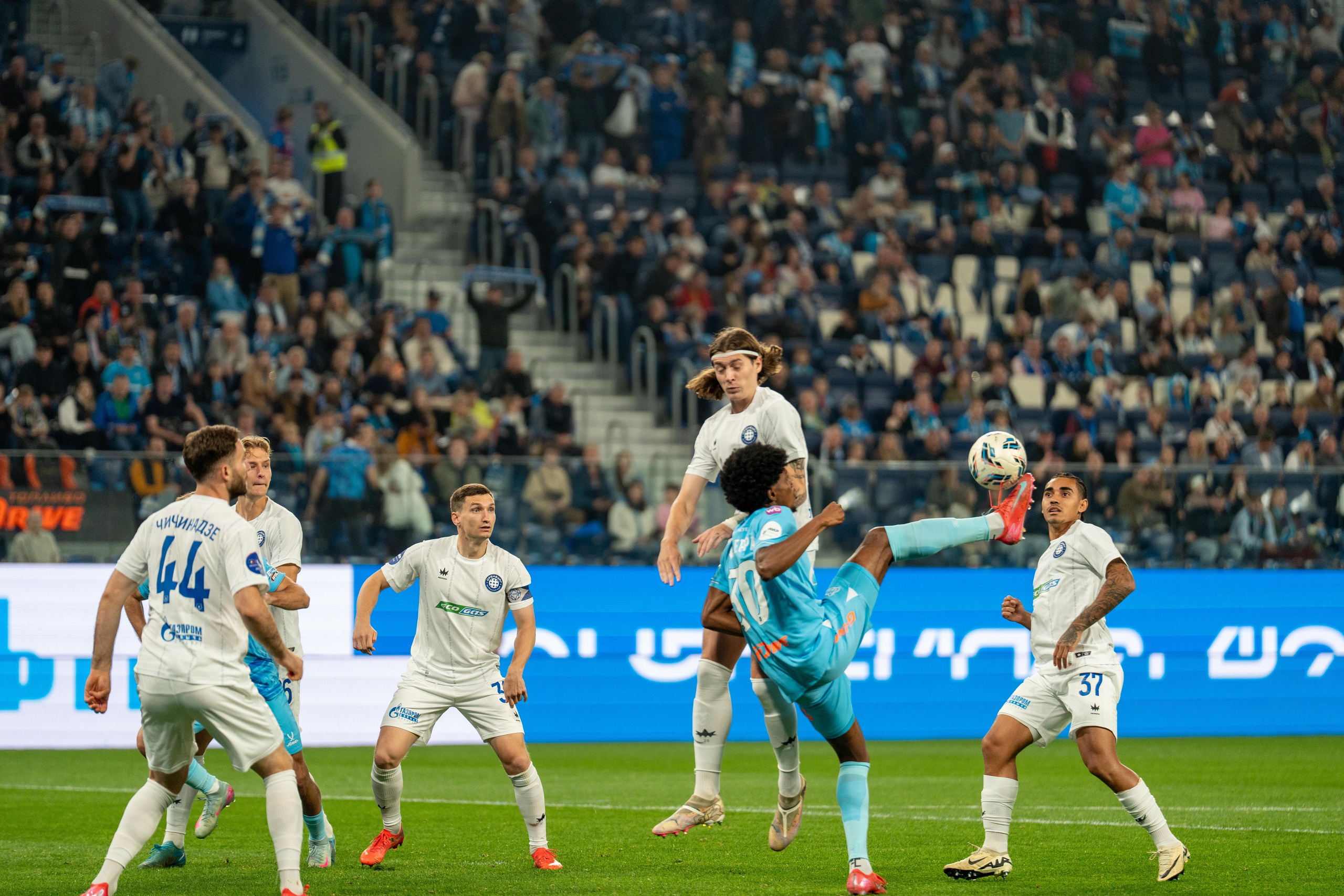 Футбольный матч Зенит–Оренбург на Газпром Арене, спортивный фотограф Санкт-Петербург запечатлел момент атаки