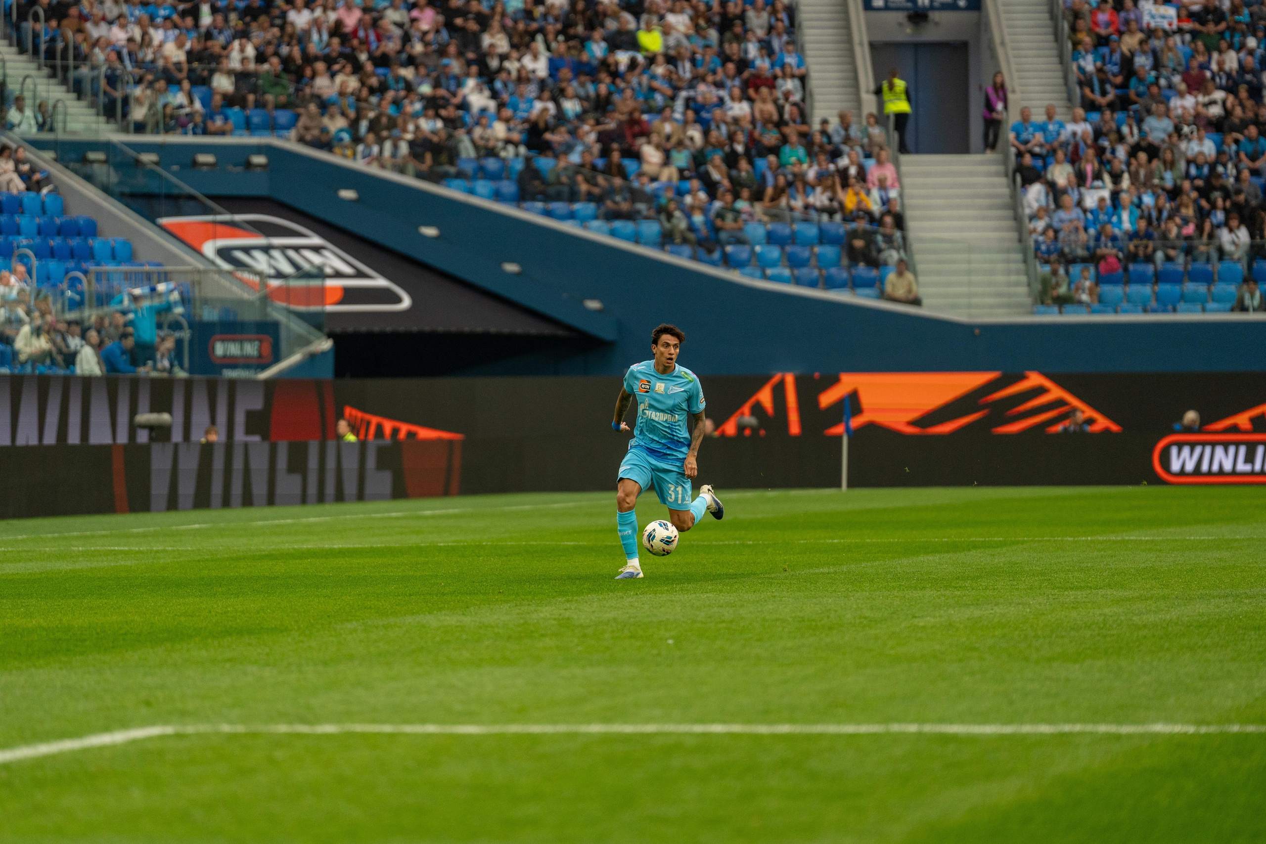 Дриблинг игрока Зенита на Газпром Арене, спортивный фотограф Санкт-Петербург