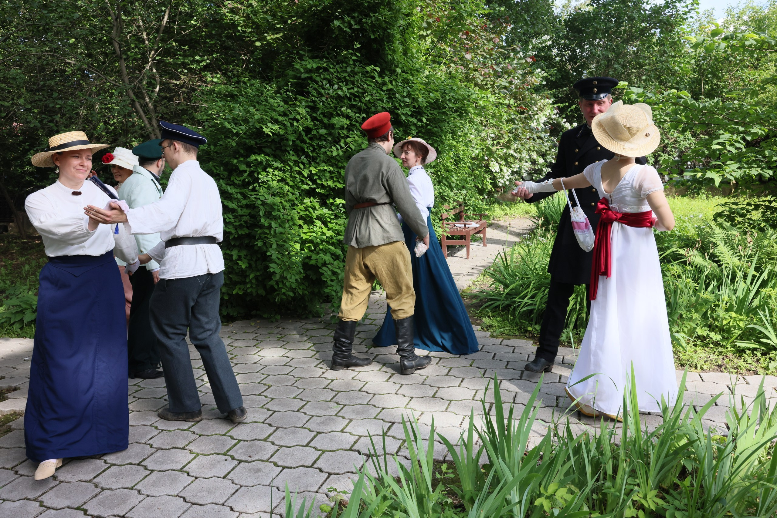 Усадьба Вересаева. Гости в саду. Фотограф в Туле Крупский АнДРей. Фотостудия «КАДР71» в Туле
