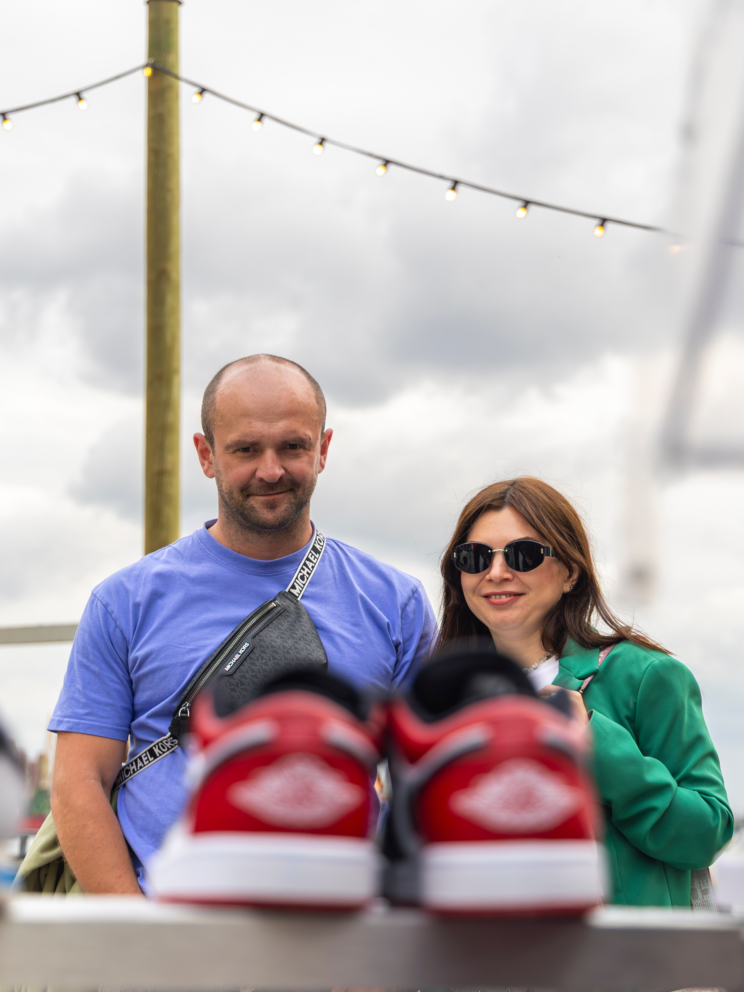 Группа друзей у трейлера: обсуждение моделей, эмоции.