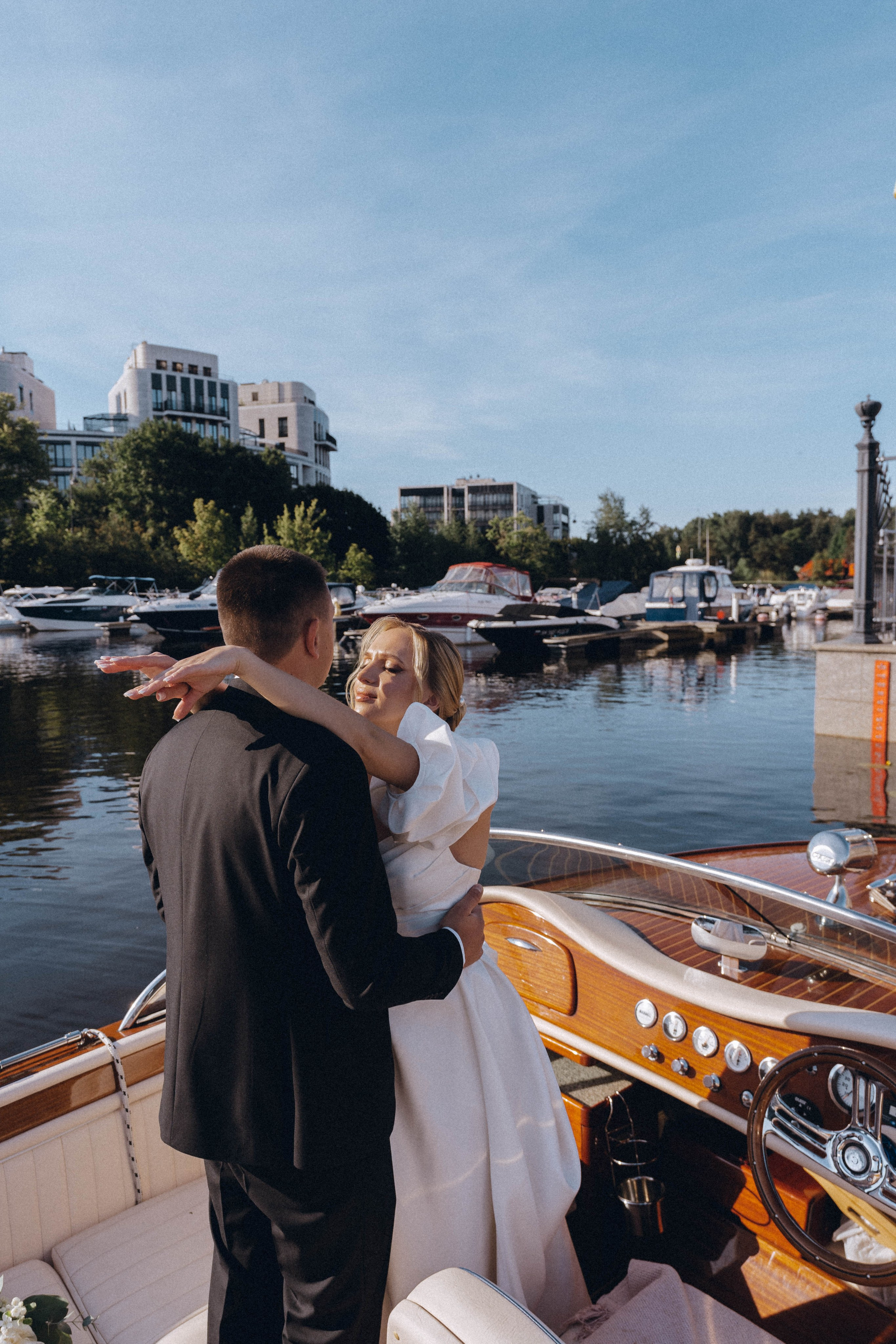 СВАДЕНБНАЯ СЬЕМКА НА КАТЕРЕ ПО КАНАЛАМ САНКТ-ПЕТЕРБУРГА И В АКВАТОРИИ НЕВЫ. Профессиональный фотограф, Санкт-Петербург — Виктория Богомолова