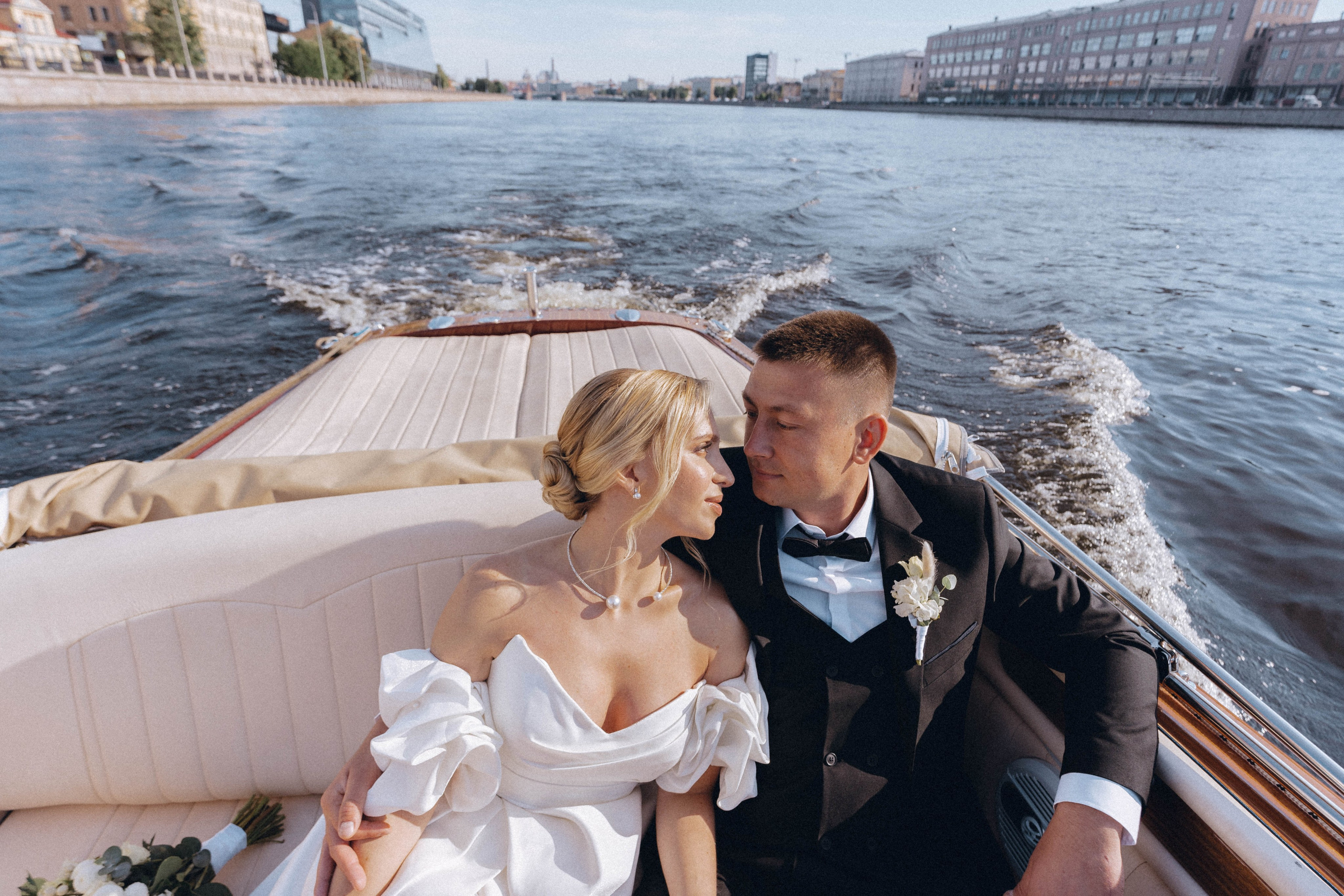 СВАДЕНБНАЯ СЬЕМКА НА КАТЕРЕ ПО КАНАЛАМ САНКТ-ПЕТЕРБУРГА И В АКВАТОРИИ НЕВЫ. Профессиональный фотограф, Санкт-Петербург — Виктория Богомолова