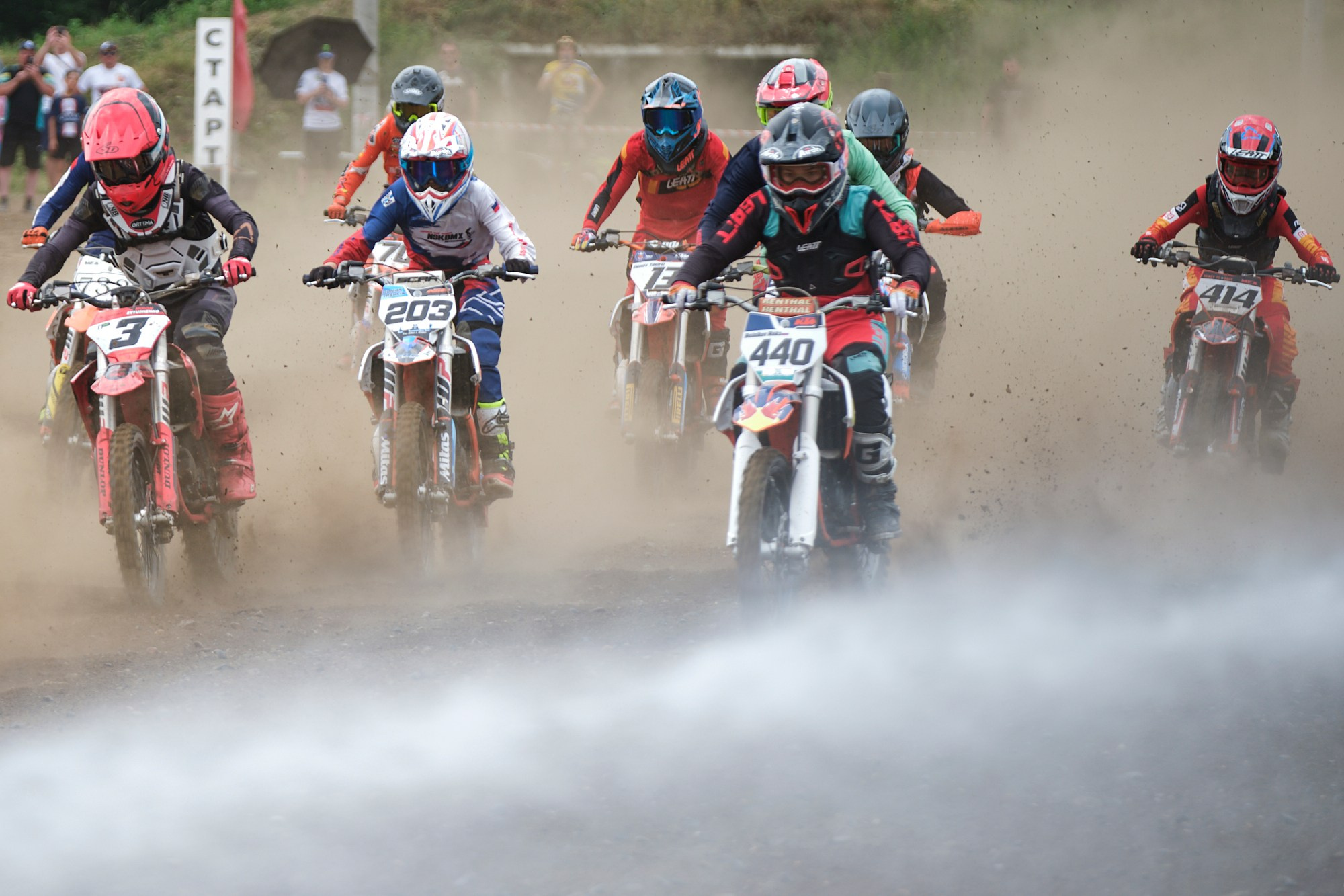 Мотоциклисты со всей Сибири собрались на соревнованиях по мотокроссу на Шегарском тракте в Томске. В заездах участвуют как молодые гонщики, так и "ветераны" на мотоциклах мощностью до 500 "кубов". 21 июня, 2025. Никита Гольцов / РИА Томск.