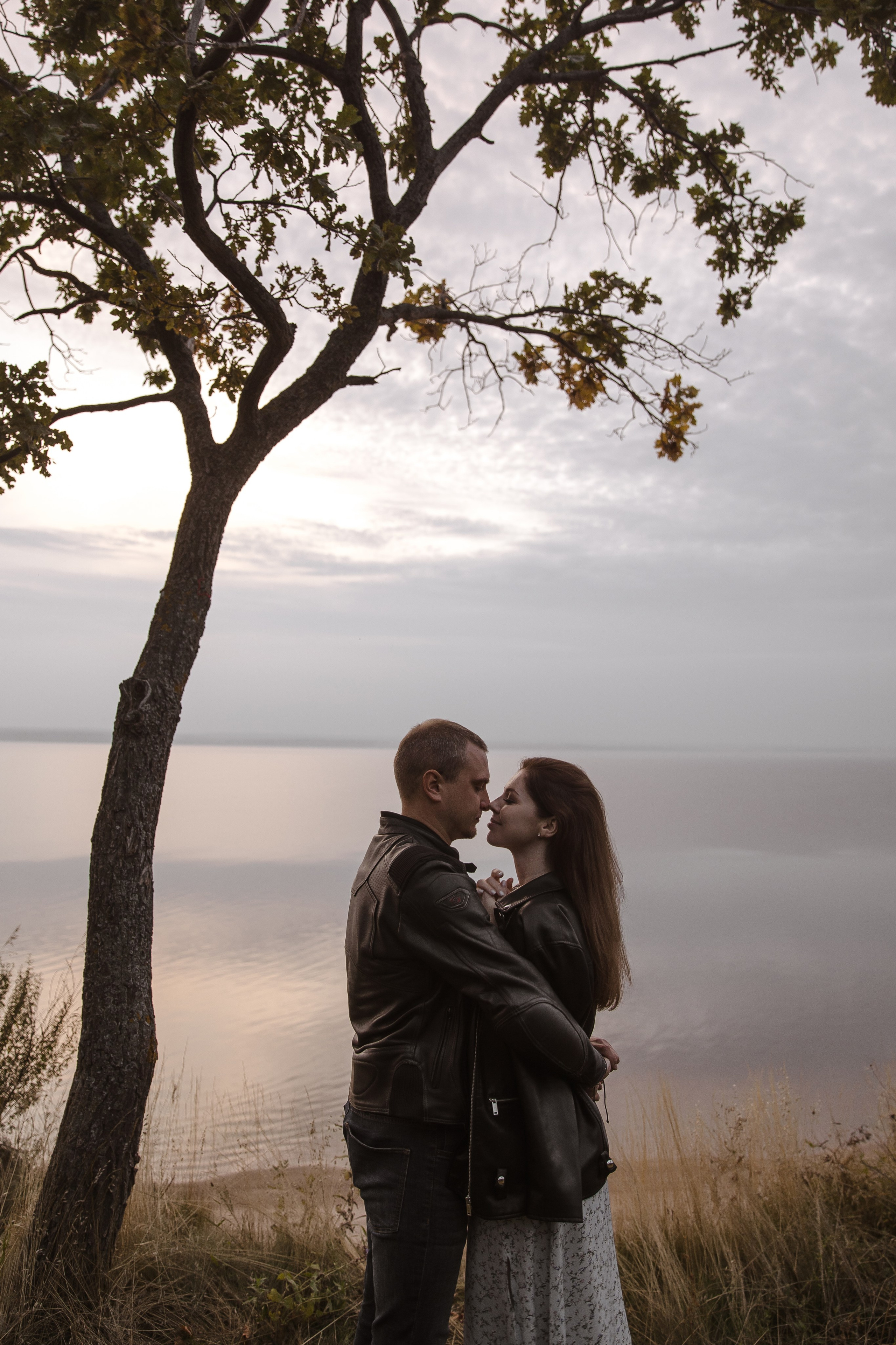 Фотосессия лавстори с мотоциклом на природе. Свадебный и семейный фотограф в Самаре и Тольятти | Елена Топанцева