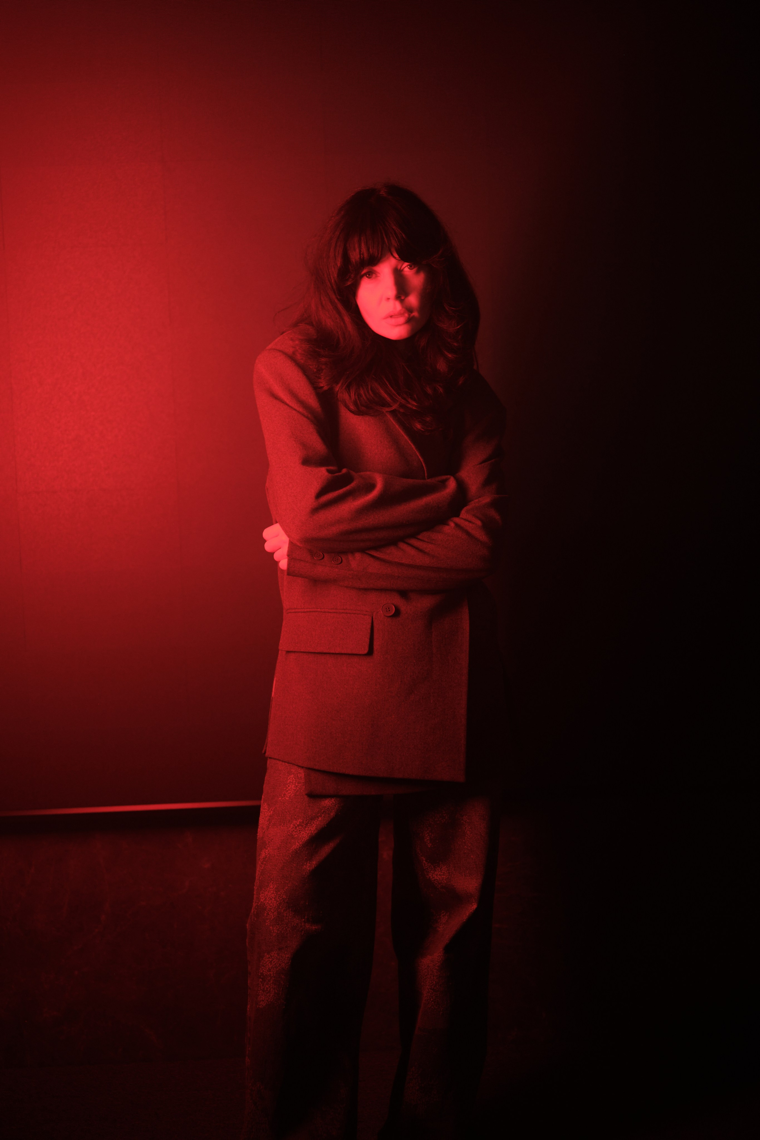 Женский портрет в пиджаке и драматичном красном свете