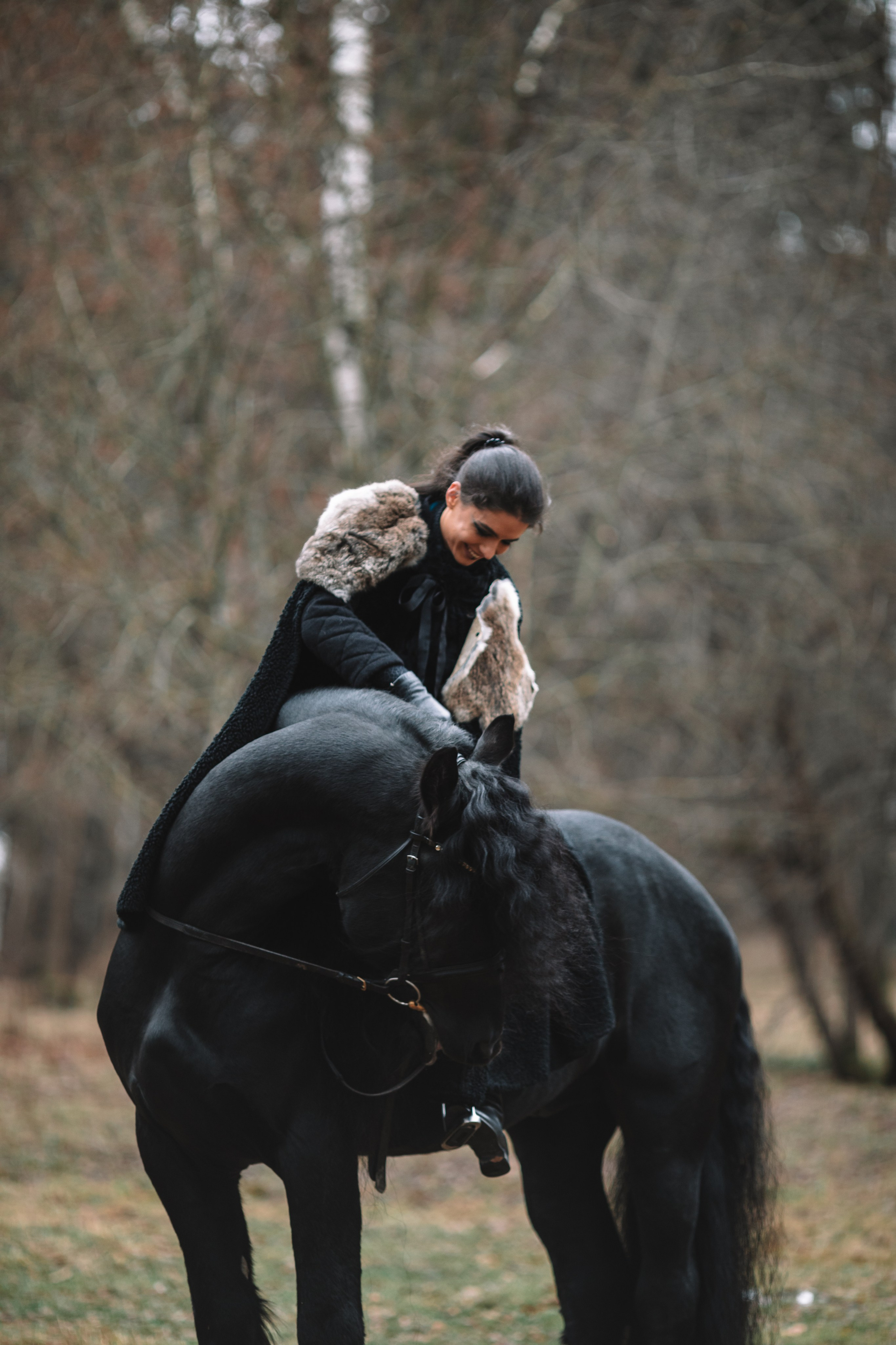 Наташа с фризом в костюме викинга. Фотосессии с лошадьми