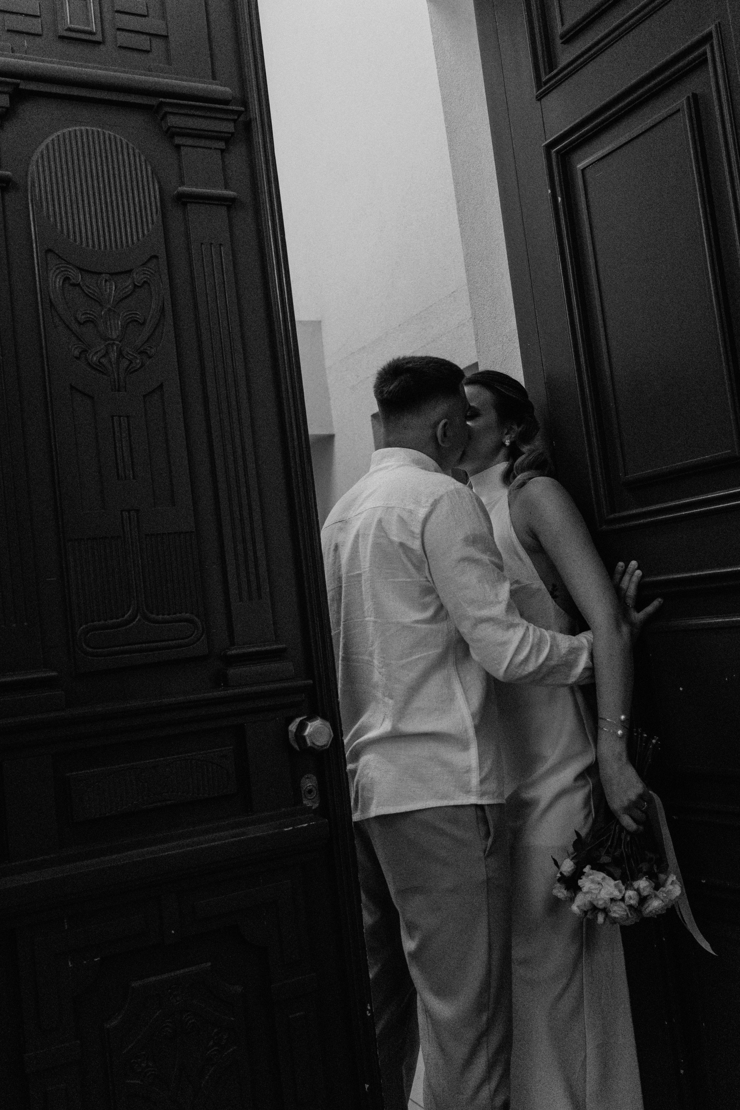 Любовь в одном знаменитом подъезде Минска. Ваш семейный фотограф в Минске — Вика Трегубова