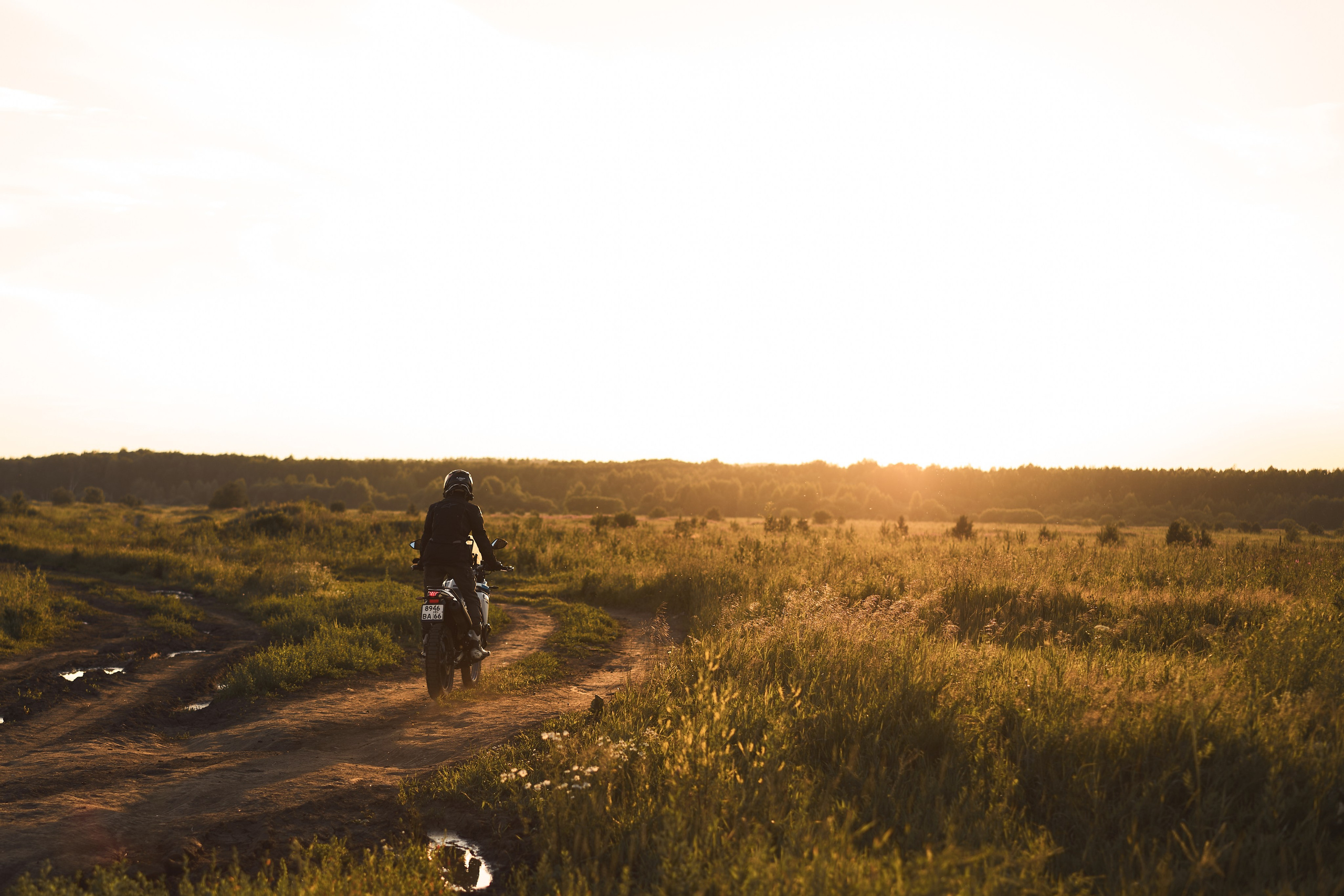 Съемка на закате с мотоциклом в поле. Фотограф Екатеринбург Кокшарова Александра