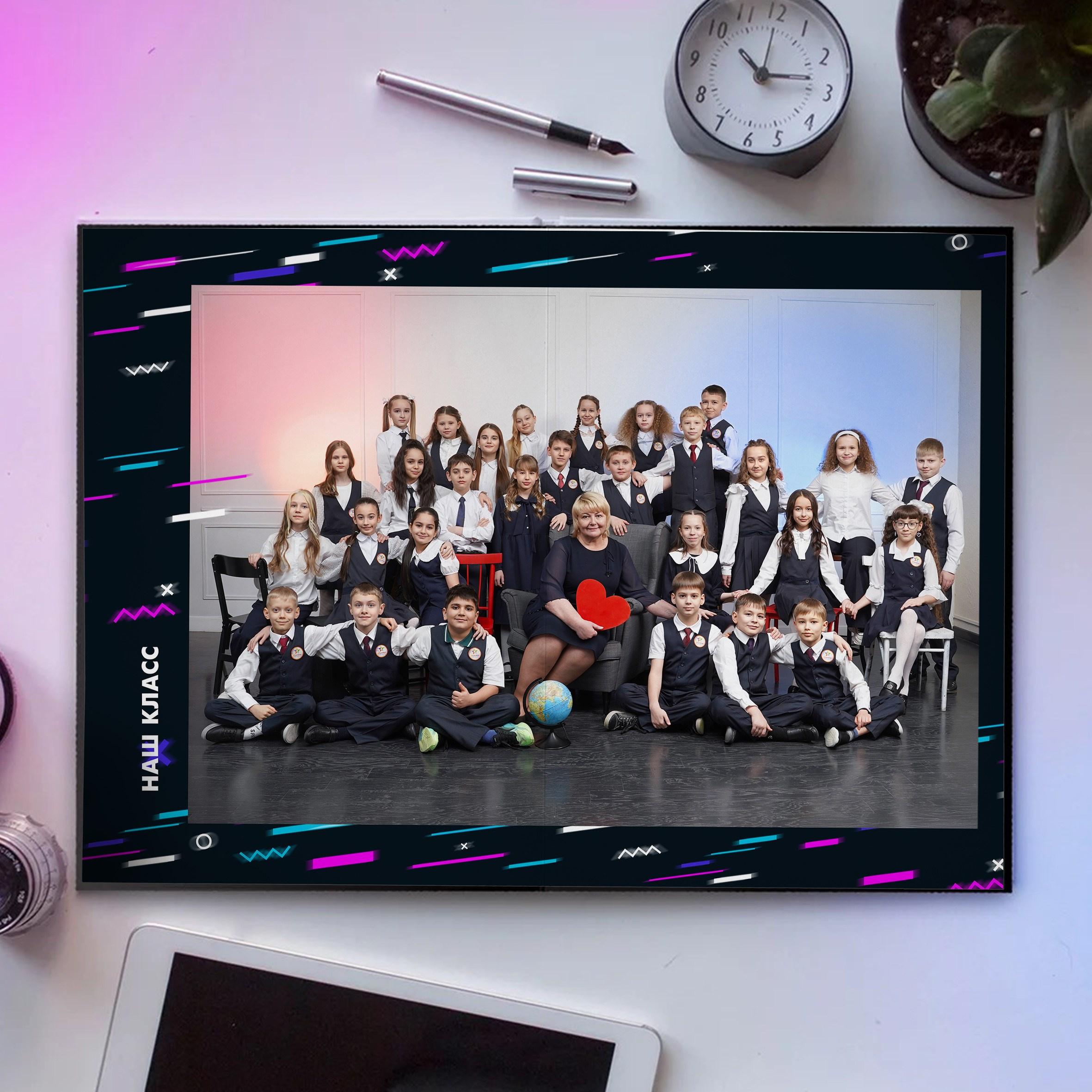 Светящийся дизайн "Неон" — выпускные альбомы в Красноярске от AlbomKras 🌌📚. AlbomKras -выпускные альбомы Красноярска с авторским дизайном и качественной фотосъемкой! ⭐⭐⭐⭐⭐ 5.0