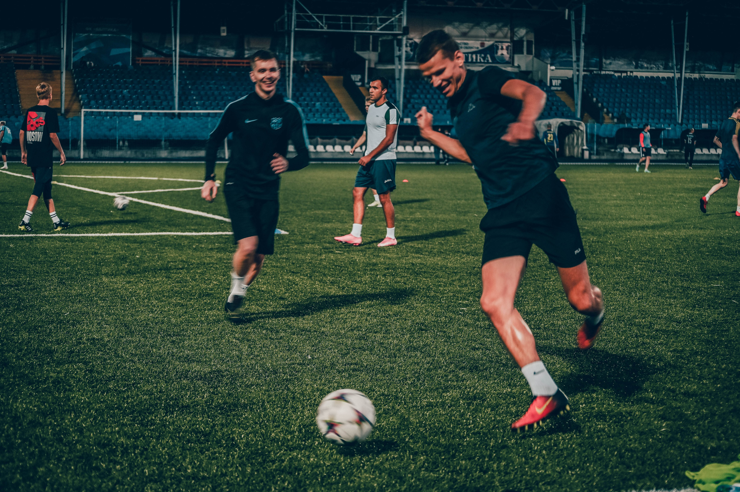 Фотосъёмка футбольной тренировки на стадионе. Фотограф Александр Орымбаев