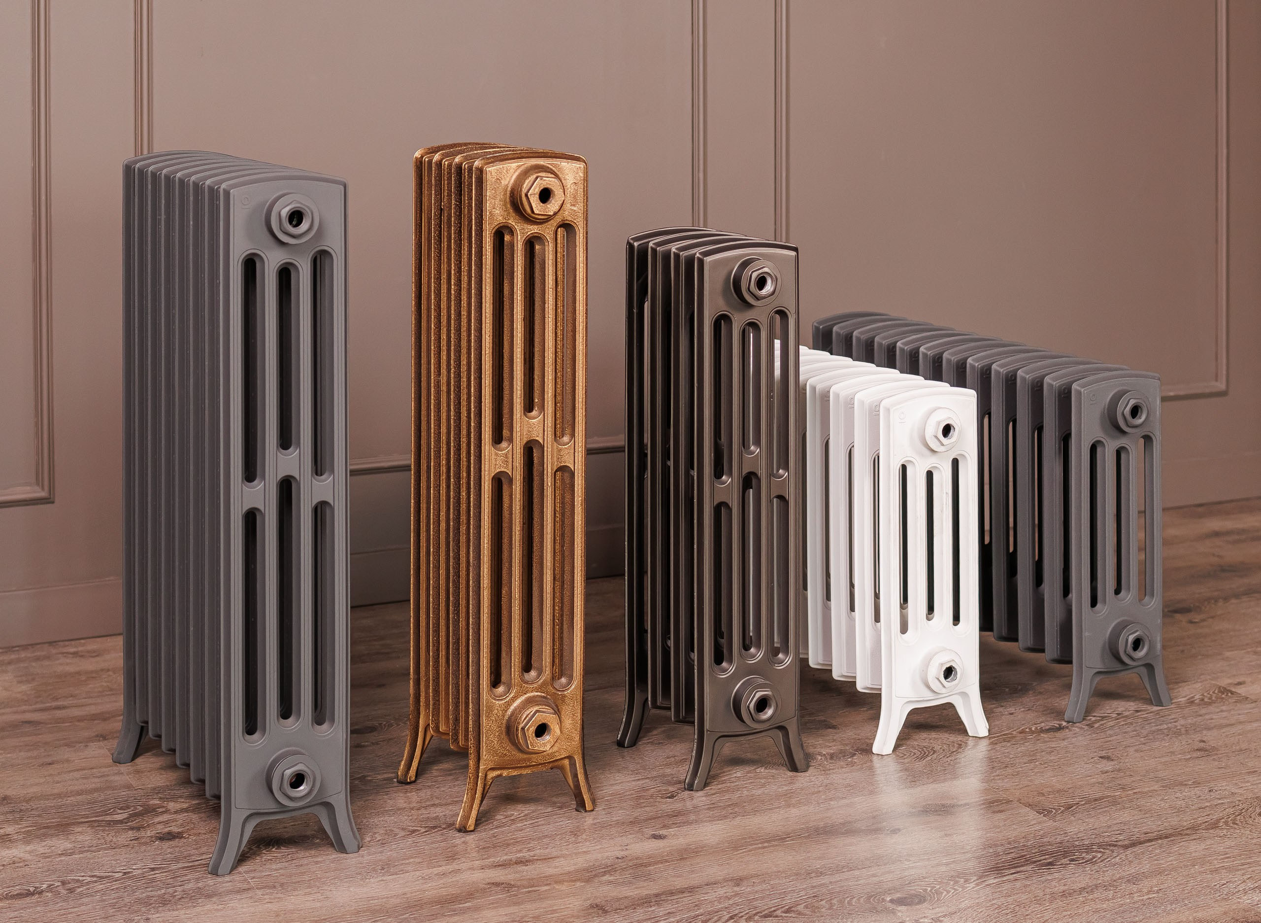 Предметные фотографии дизайнерских радиаторов отопления в стиле ретро