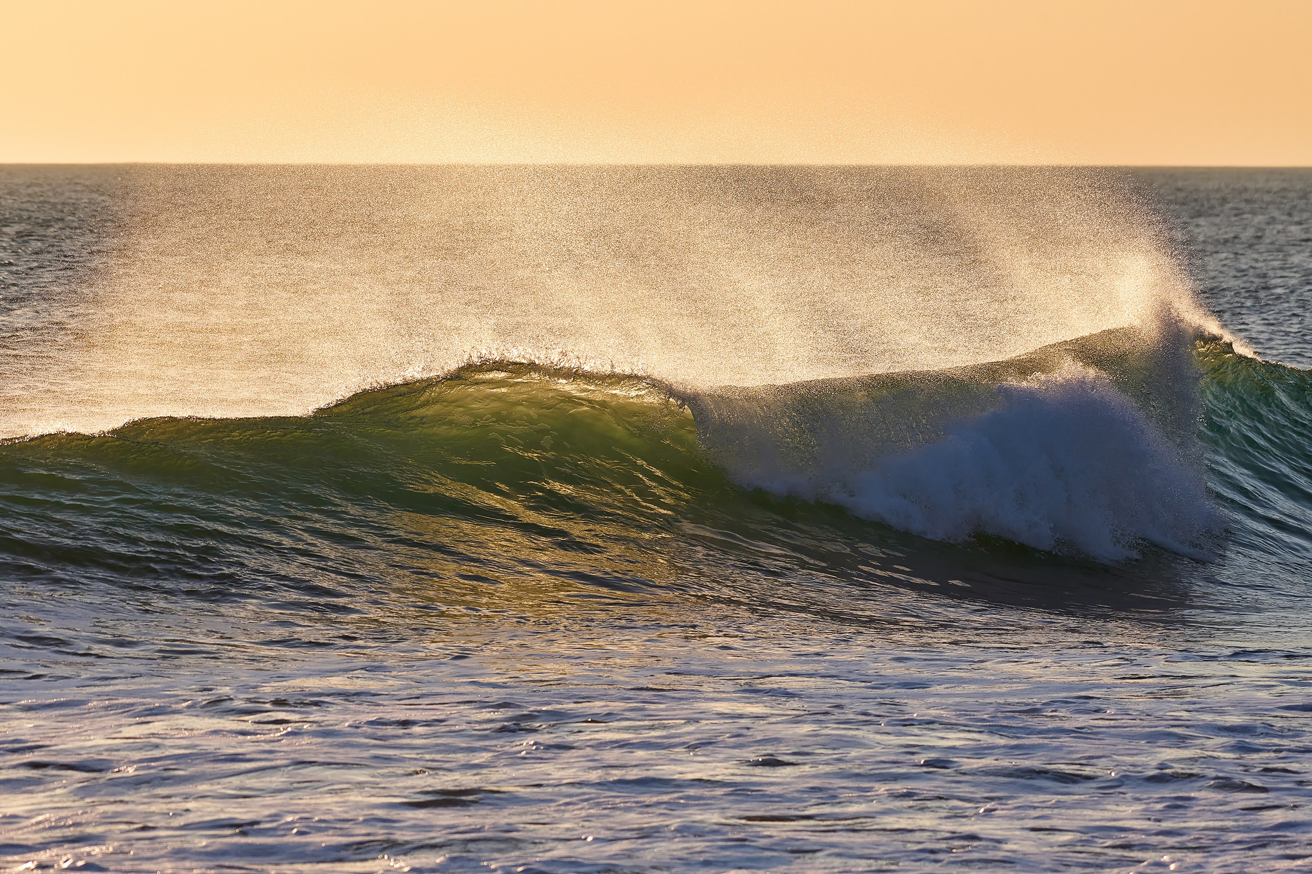 Морская волна с брызгами