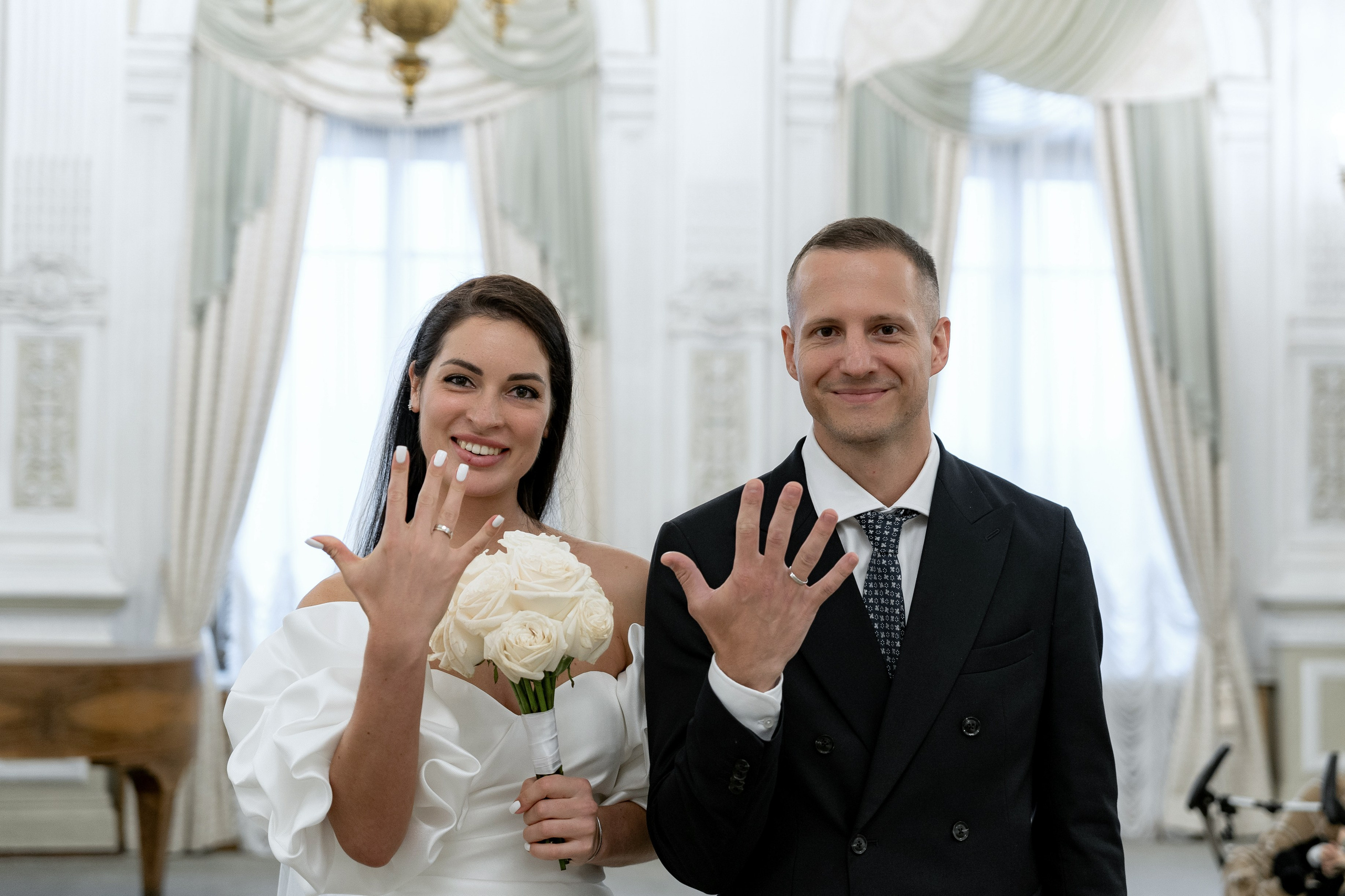 Жених и невеста показывают кольца во дворце бракосочетания №1 