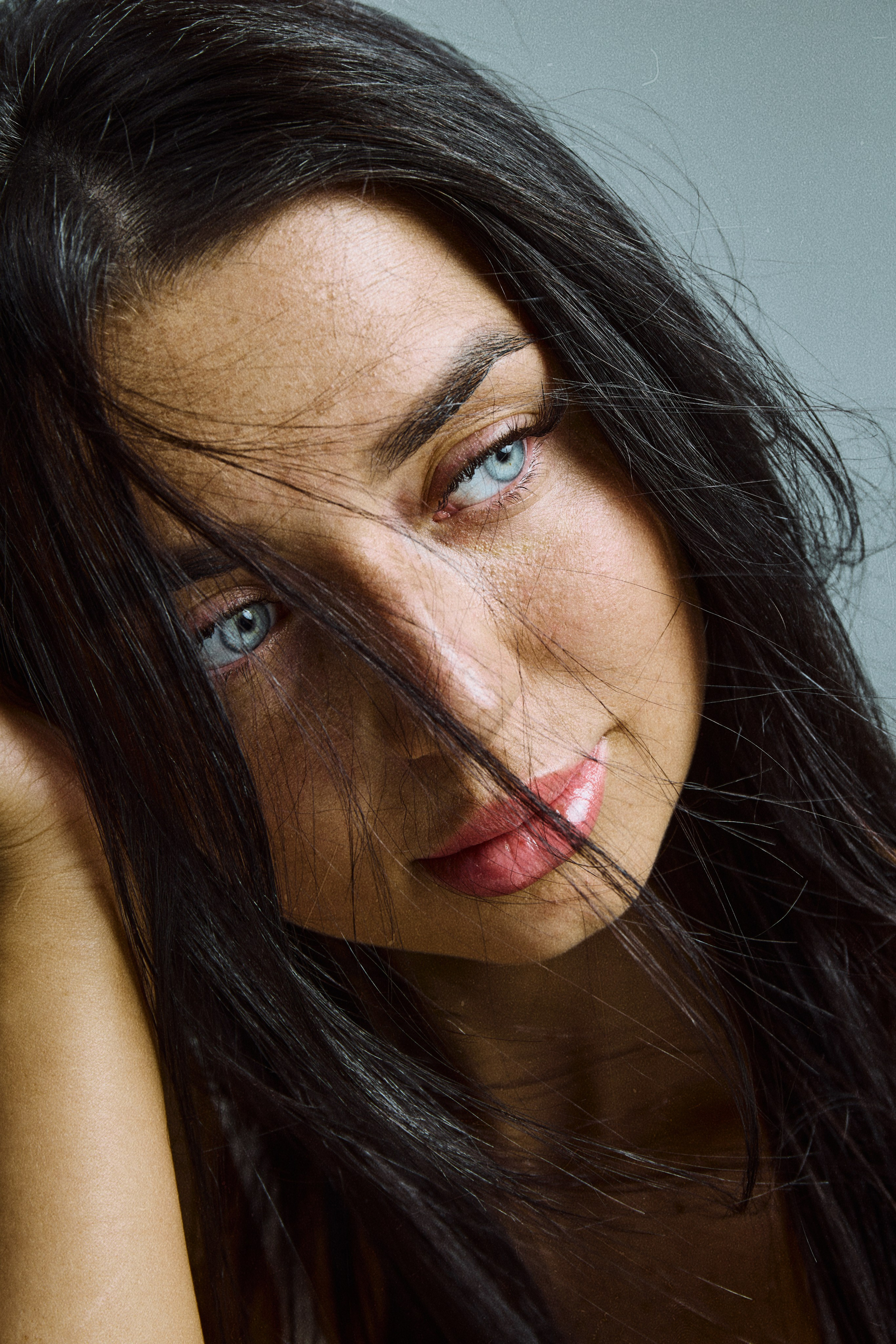 Портрет красивой девушки в стиле фешн