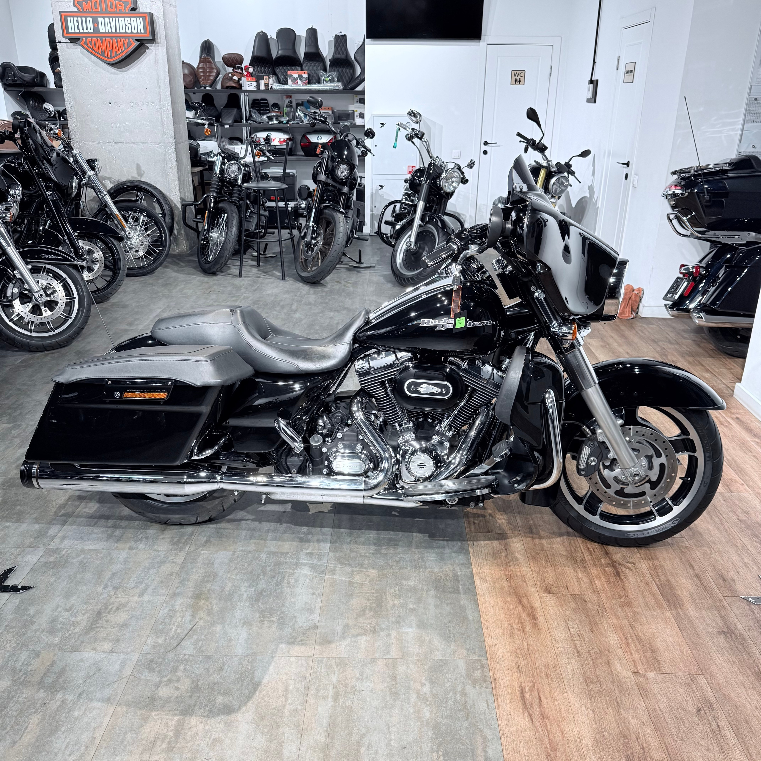 2012 Street Glide 103 АВS Vivid Вlаck. Hello Davidson, Москва. Только хорошие мотоциклы…