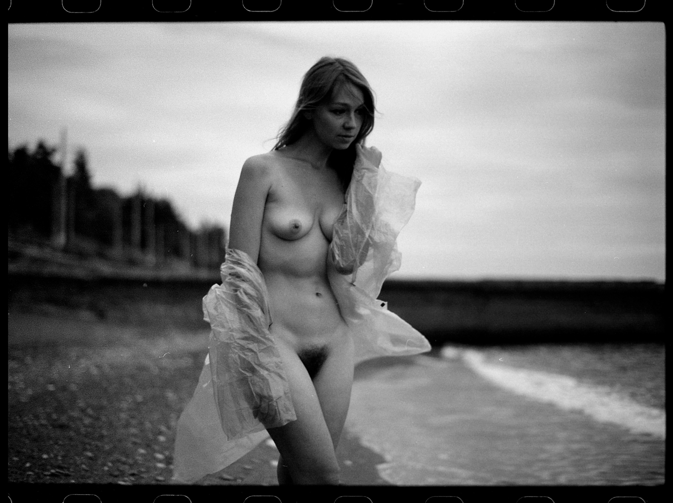 Арт-ню съемка на черно-белую пленку. Art nude film photographer Roman Silentium