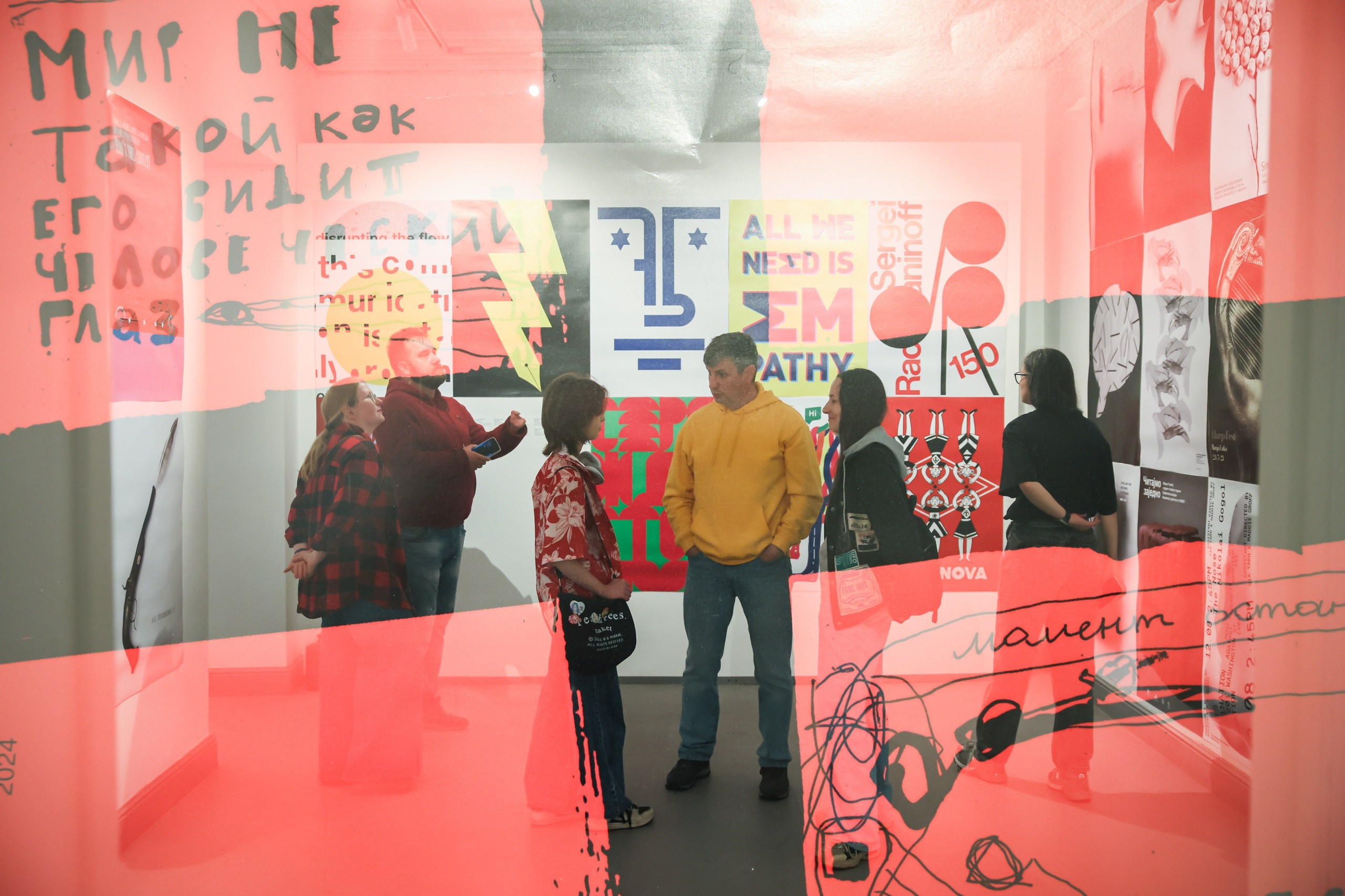 Открытие выставки «Глобальная биеннале графического дизайна „Золотая пчела 16“. Лучшие плакаты» в Доме Крафта (27 июня 2025). Репортажный фотограф Алексей Пирязев