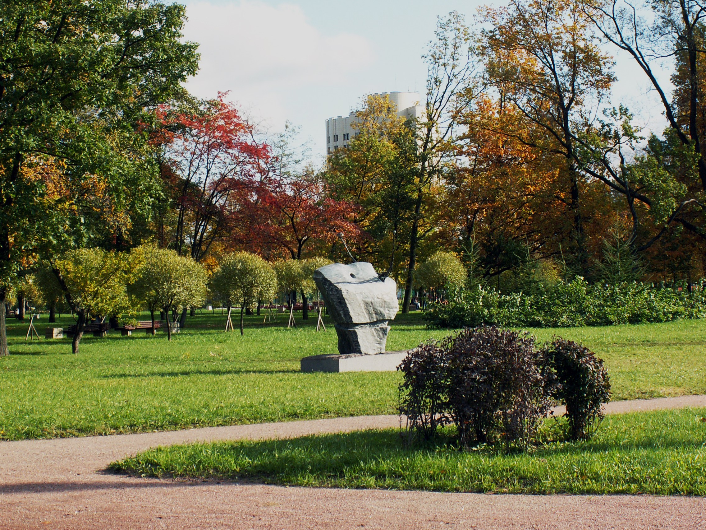 Дали созерцающий / СПб / Малоохтинский парк / 2011. Художник — скульптор Антонина Фатхуллина