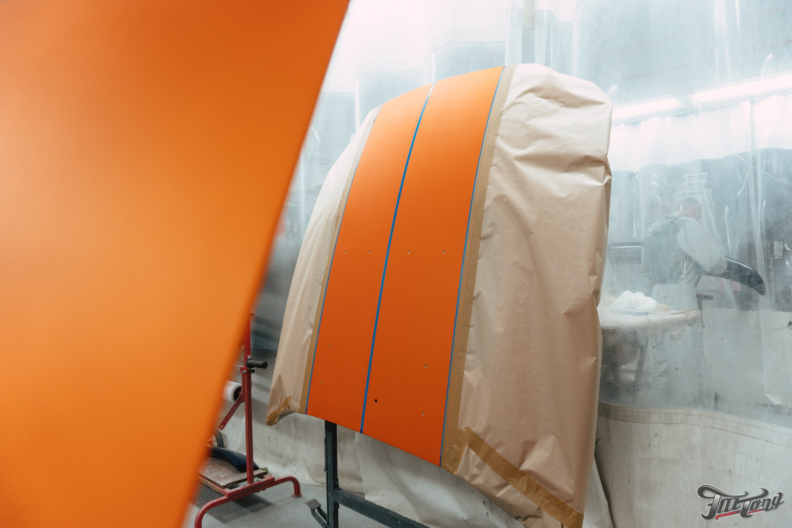 Ford Mustang Roush оранжевый окрас кузова и выкрас полос. DeLorein