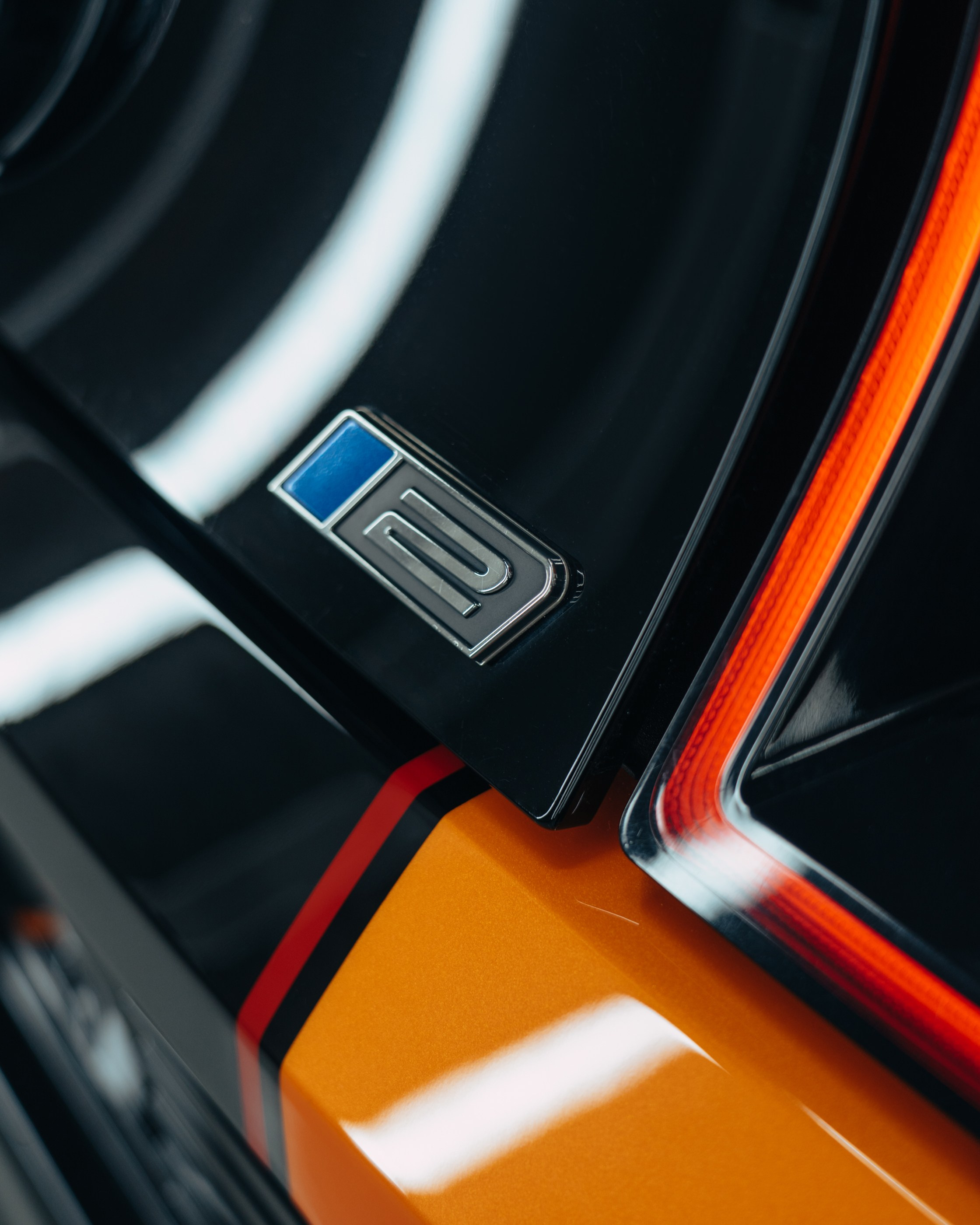 Ford Mustang Roush оранжевый окрас кузова и выкрас полос. DeLorein