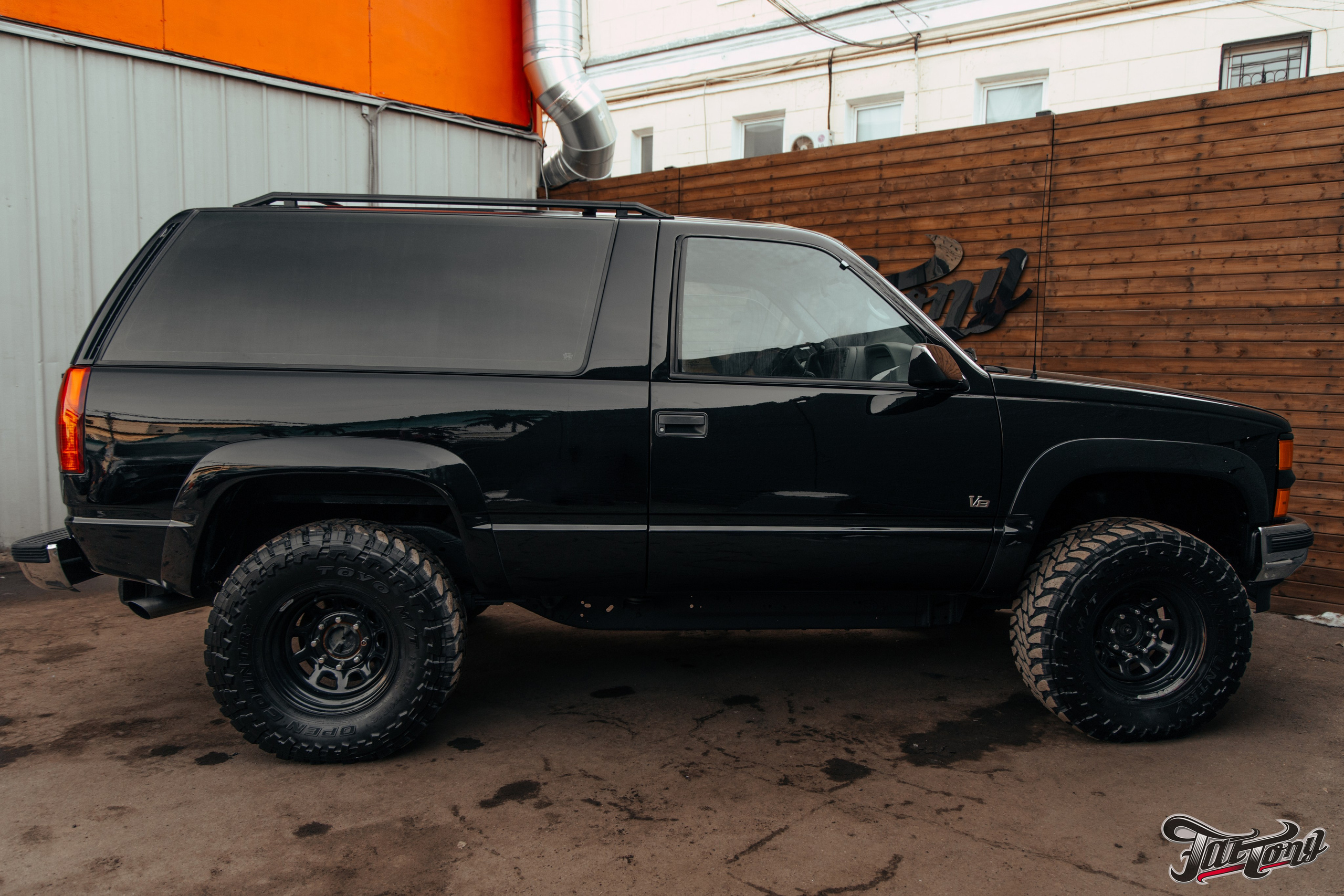 Chevrolet Tahoe I ремонт по кузову и окрас, пошив салона. DeLorein