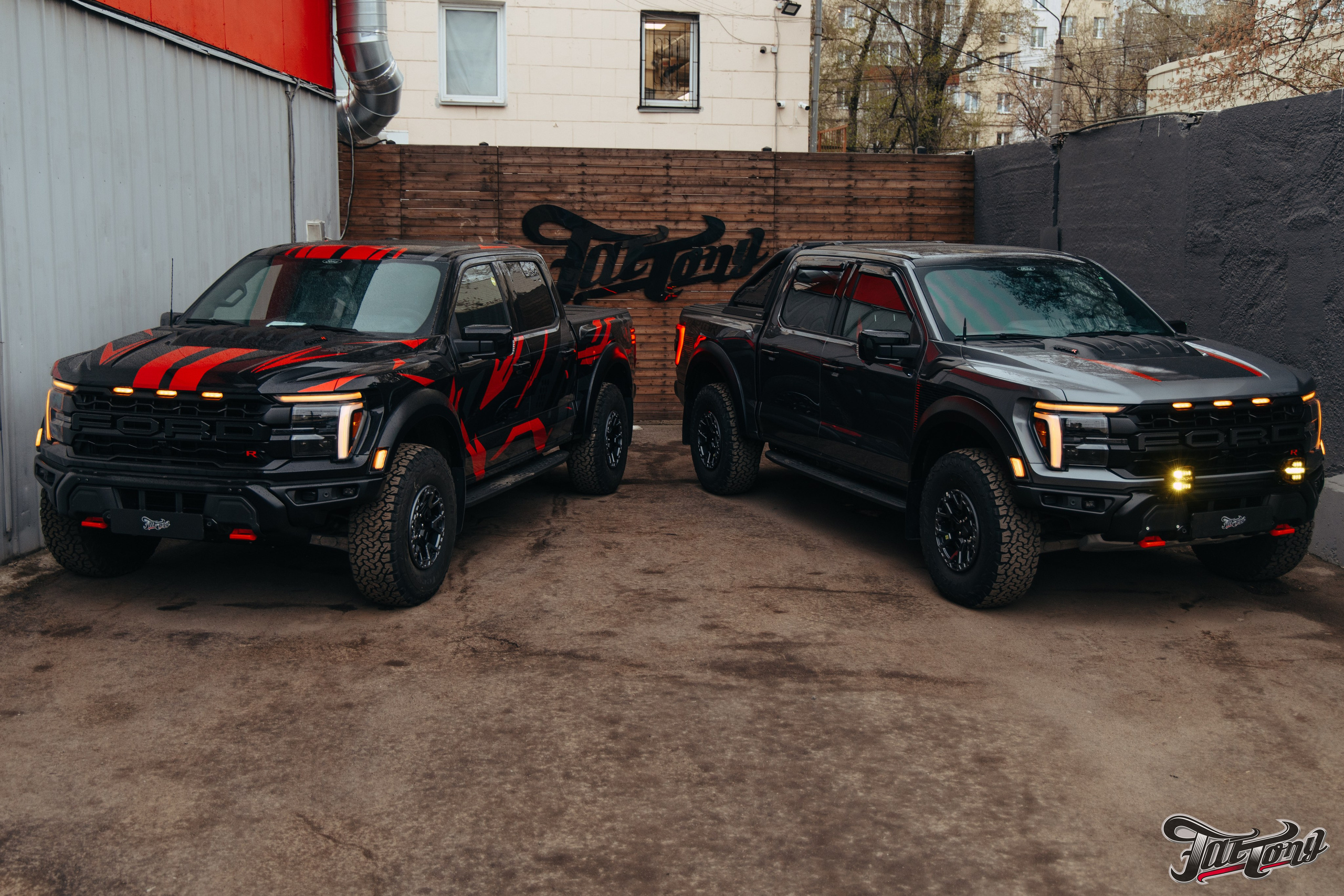 2x Ford Raptor R. DeLorein