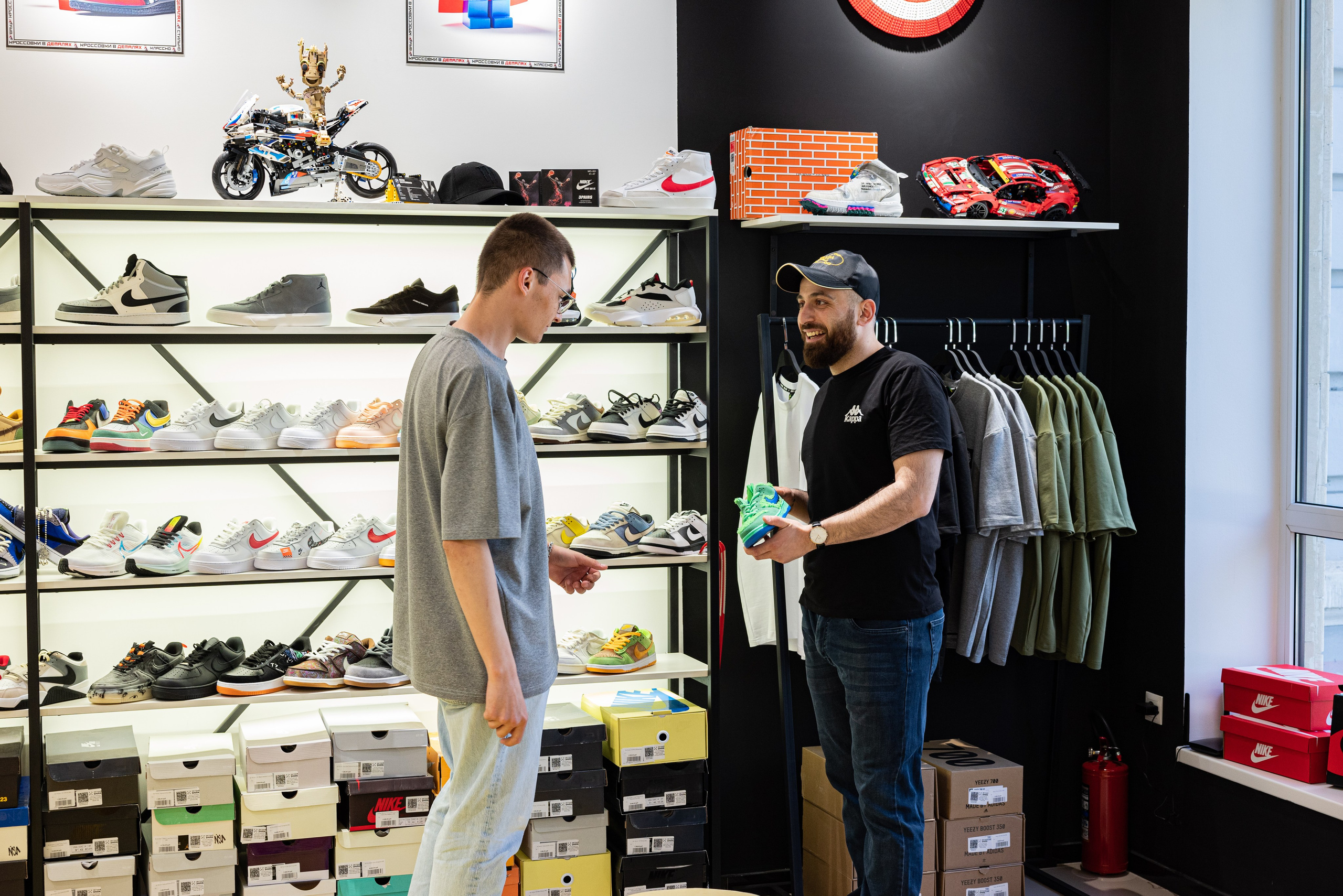 Интерьер. Магазин кроссовок. Предметный фотограф, фото для маркетплейсов Пятигорск, КМВ