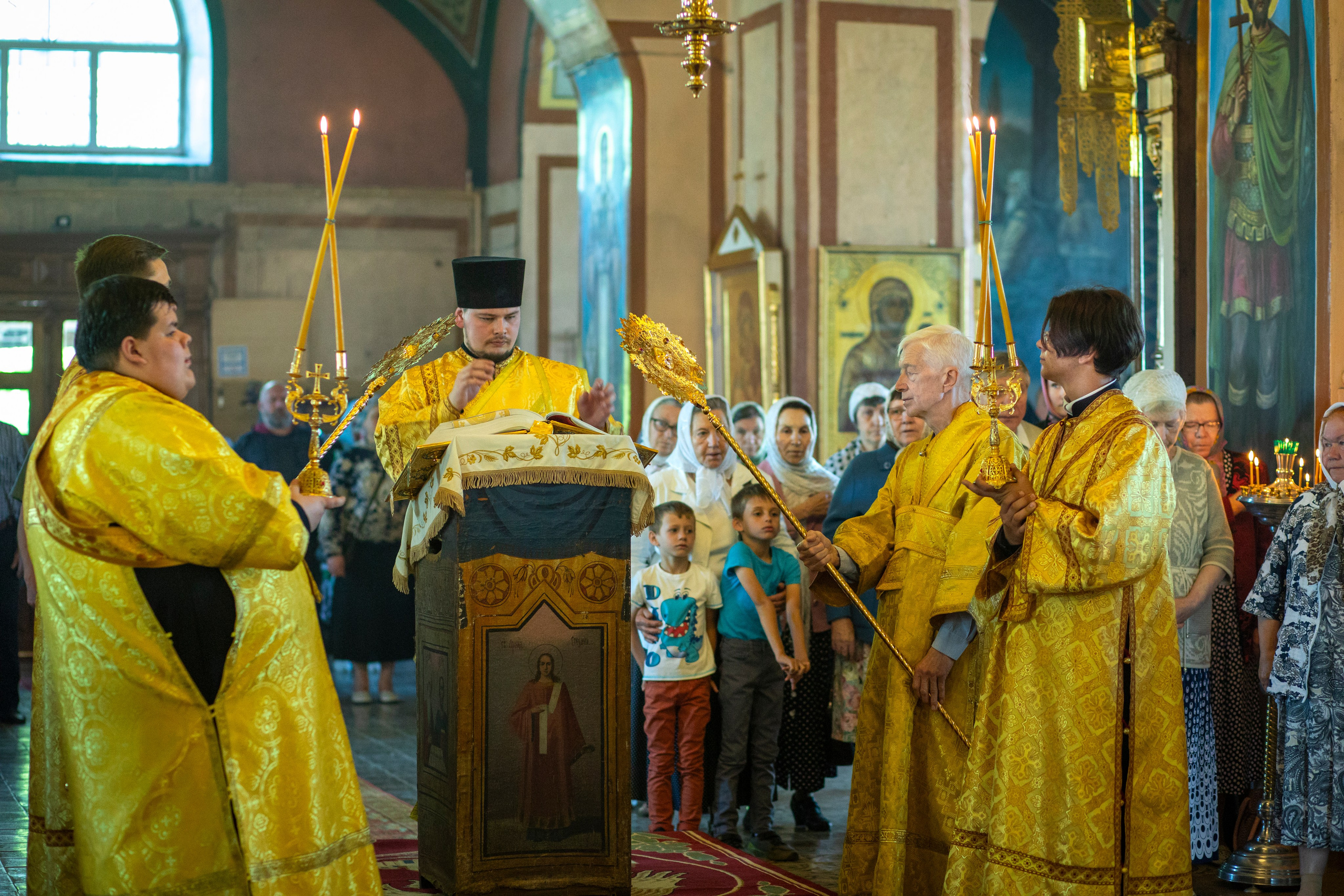 Служба епископа Александровского и Юрьев-Польского Иннокентия. Арт- фотограф Москва