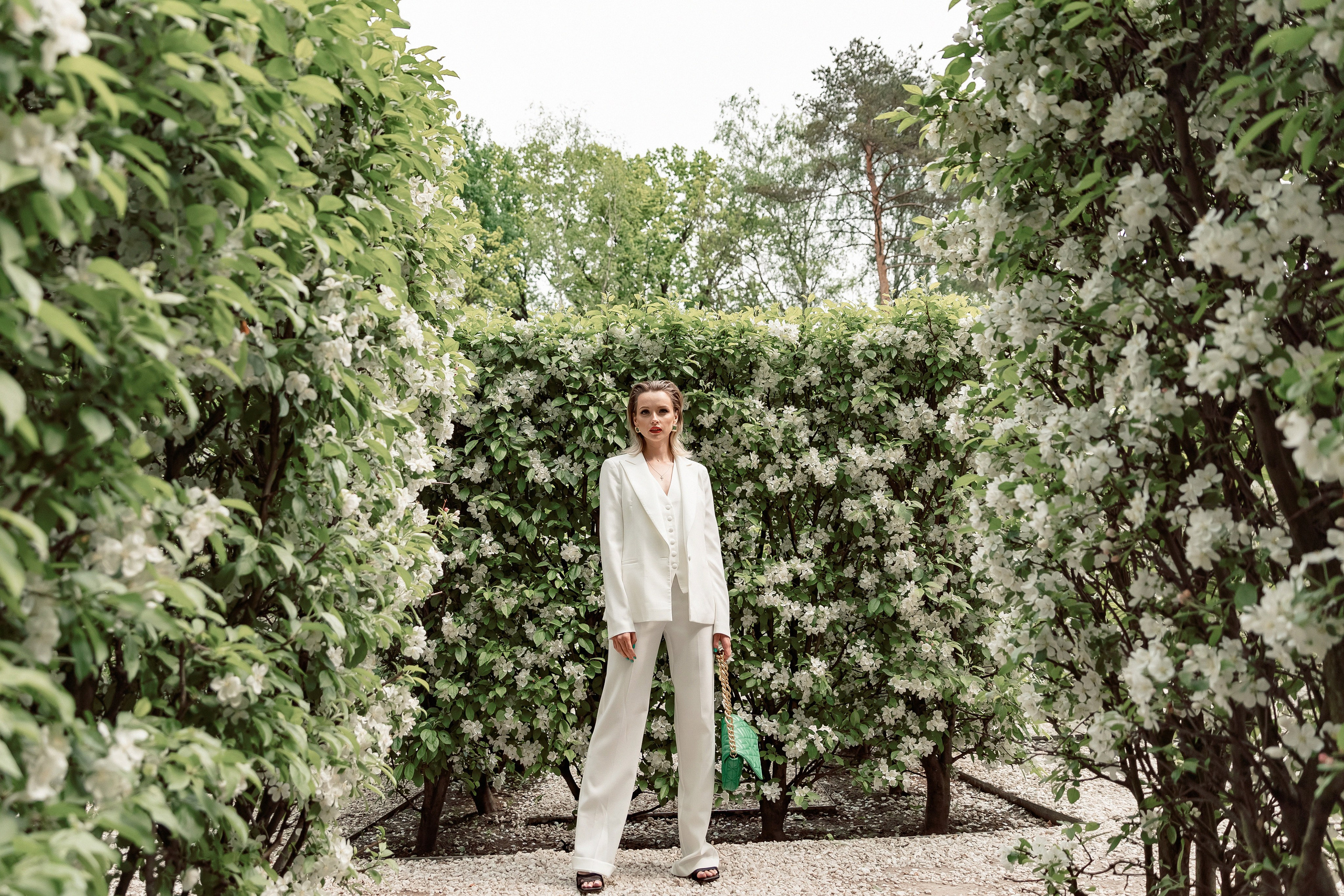 Портретная фотосессия Даши среди яблонь. Свадебный фотограф Москва