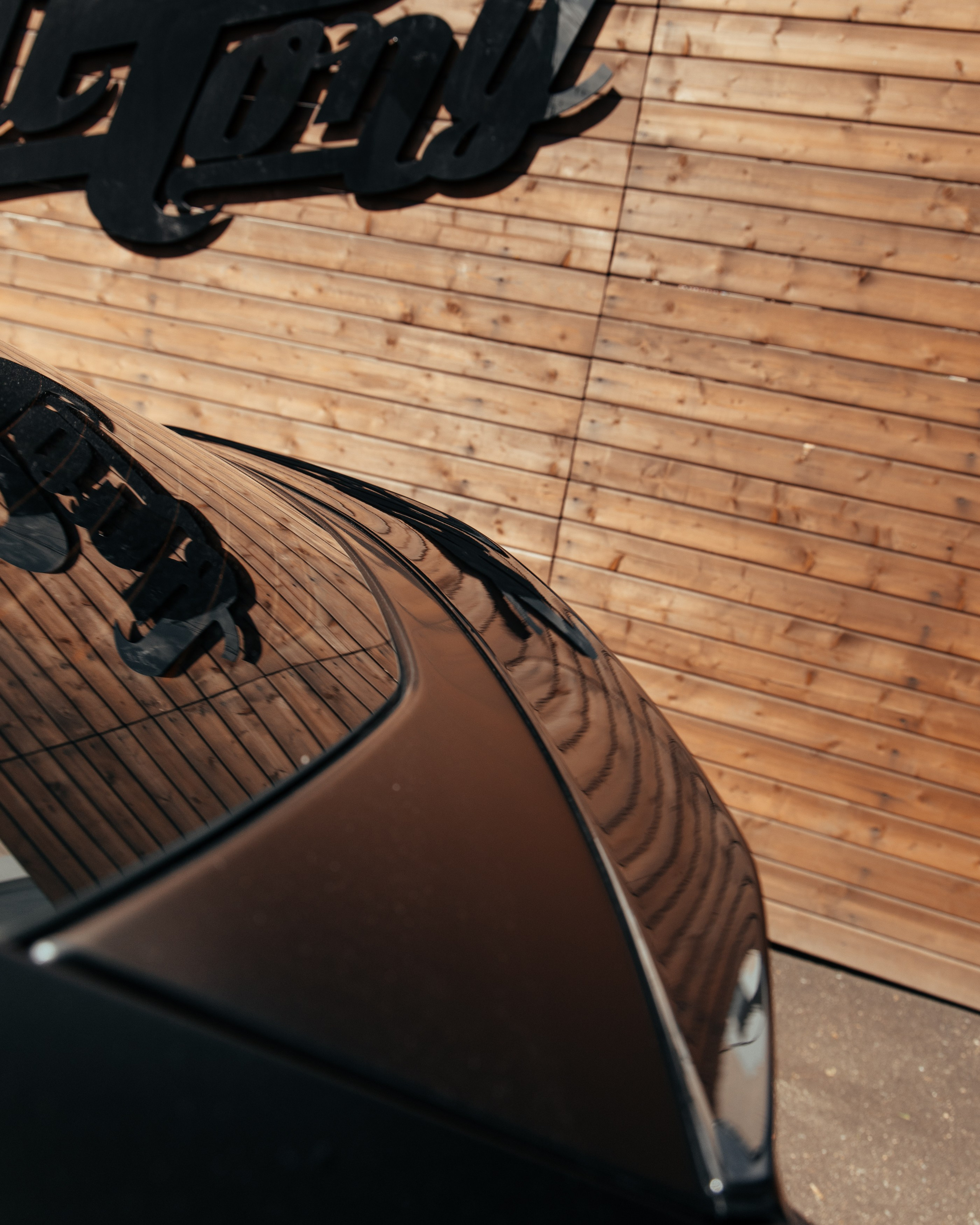 Lamborghini Urus ламинация карбоном вставок в капот, спойлеров, крышки багажника и зеркал. DeLorein