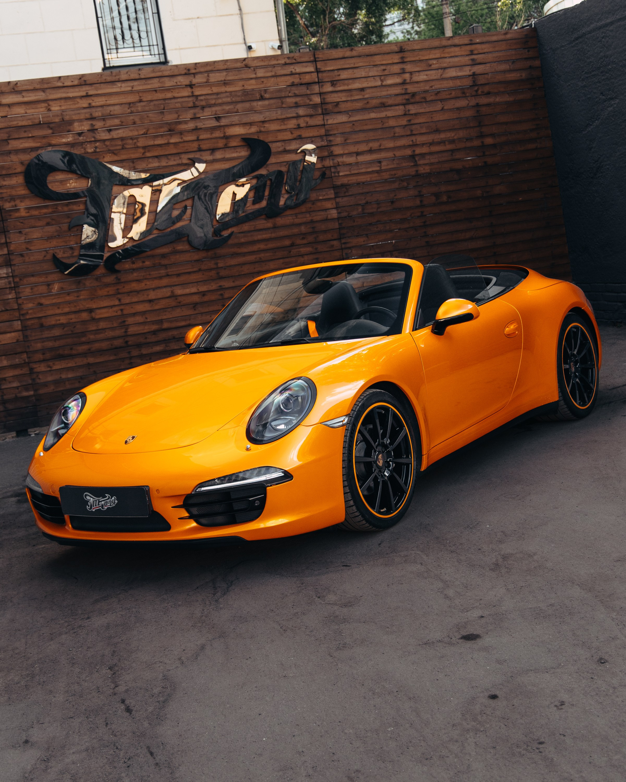 Porsche 911 оранжевый замена ремней безопасности. DeLorein