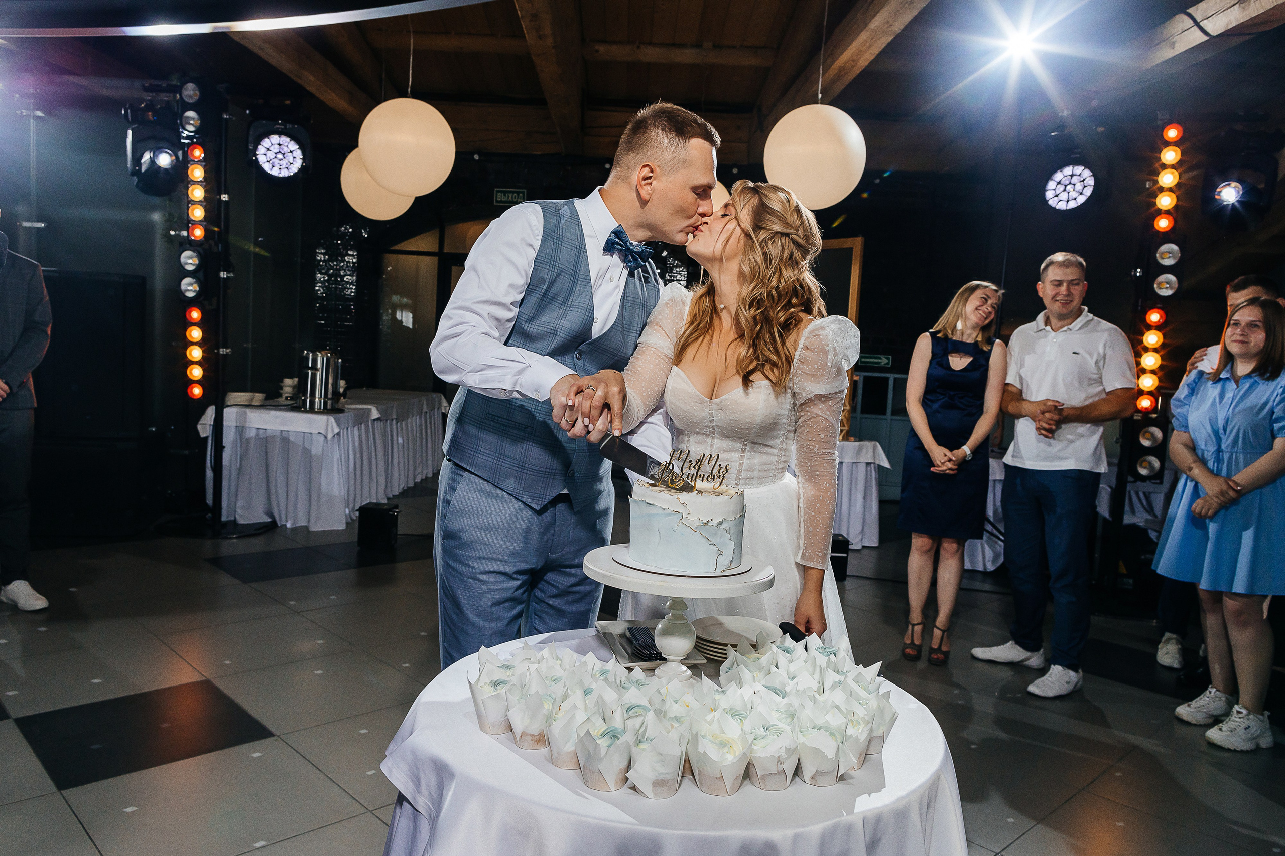 Трогательная выездная церемония в уютном дворике отеля. Олег Сверчков | Свадебный фотограф Вологда