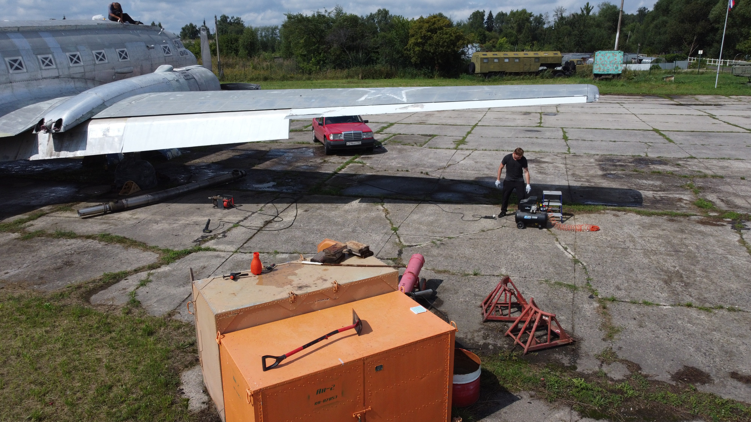 Ил-14Т «Голубая Мечта» — смывка краски (2021 г.). Фотоальбом показывающий увлекательный мир авиации и мир медведей Андрея Иванова